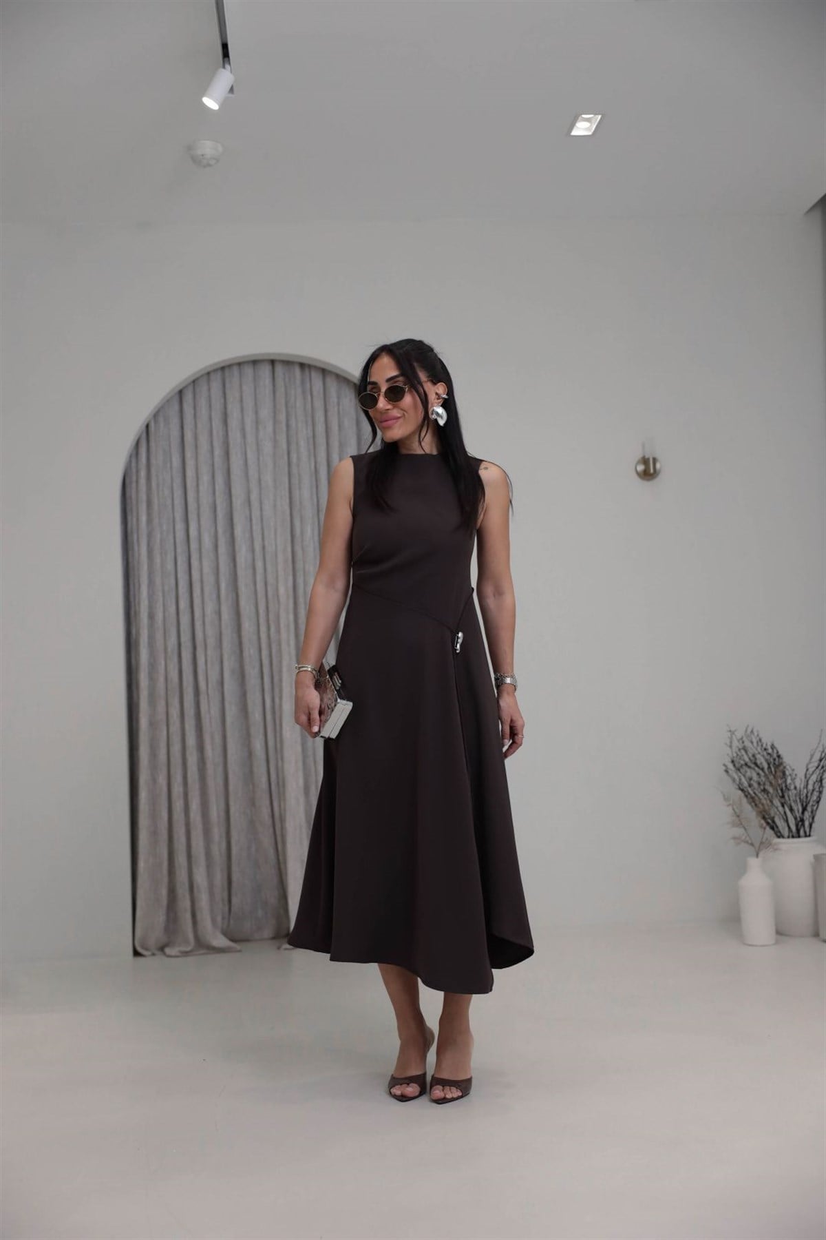 0050 Önü Yırtmaçlı Aksesuarlı Elbise ACI KAHVE