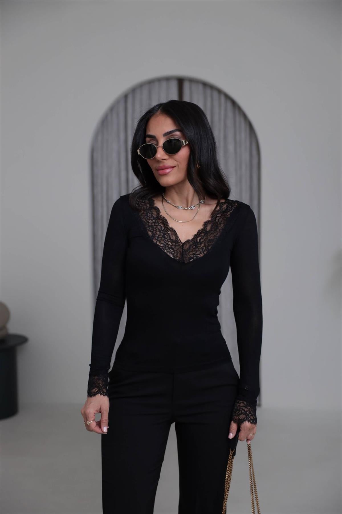 1041 V Yaka Dantel Detay İnti Body SİYAH