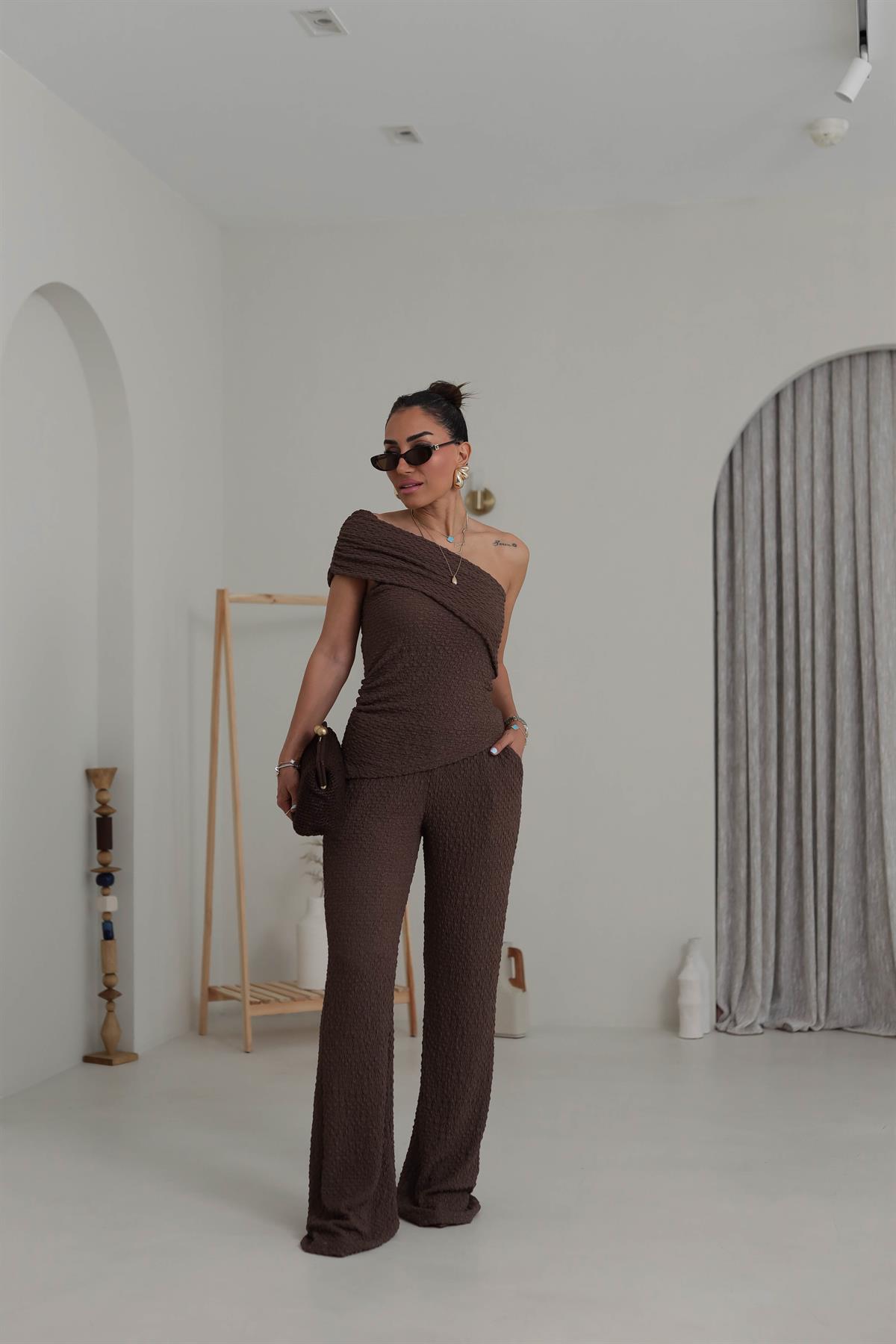 6225 Dokulu Asimetrik Detaylı Bluz & Pantolon Takım KAHVE