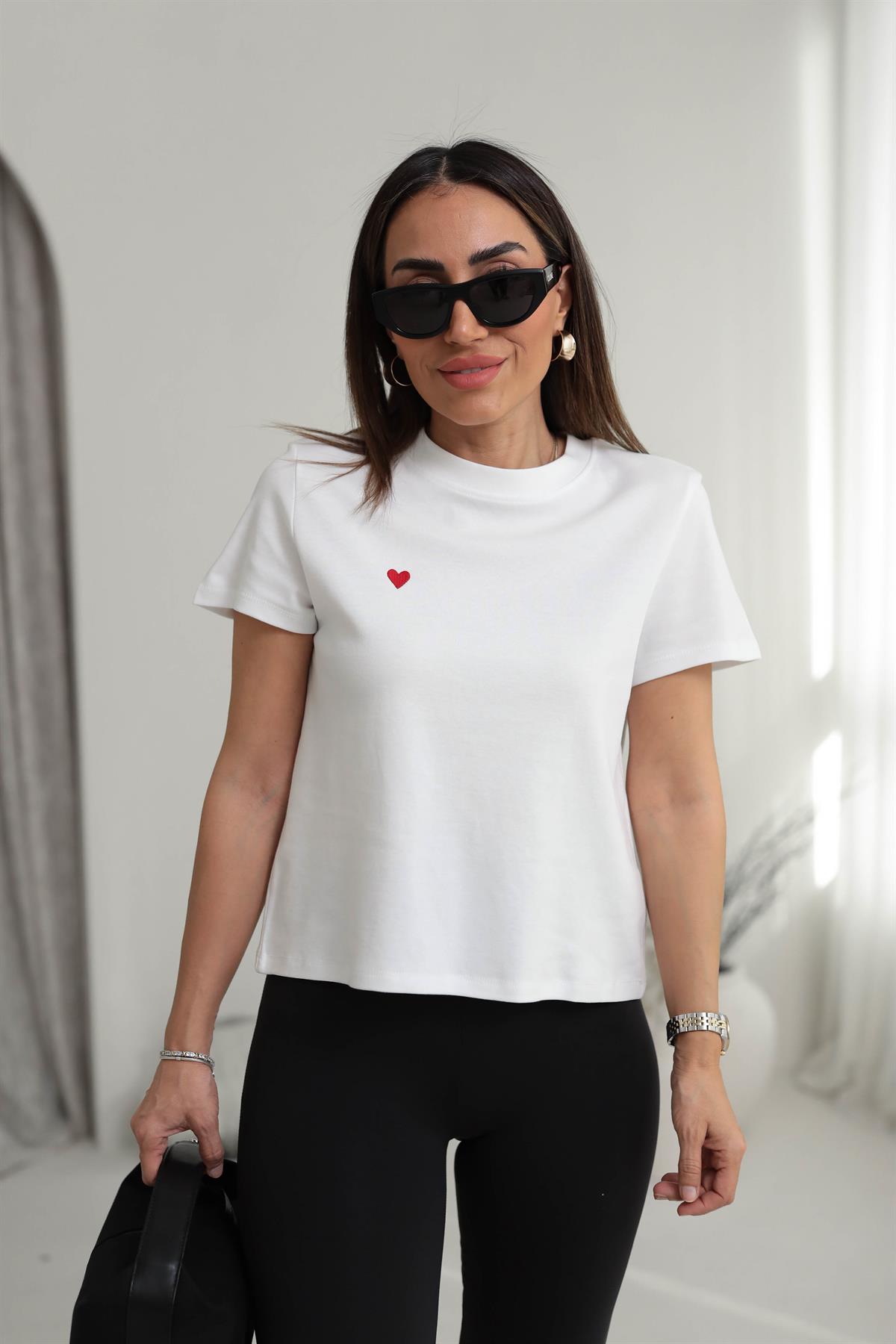 0584 Bisiklet Yaka Kalp Nakış Tshirt BEYAZ