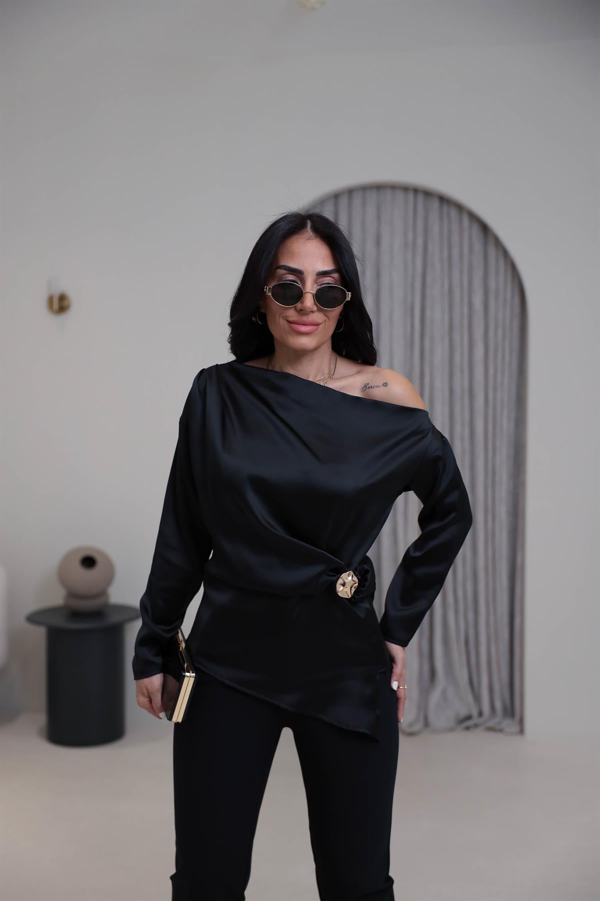 2245 Kayık Yaka Broş Detaylı Saten Bluz SİYAH