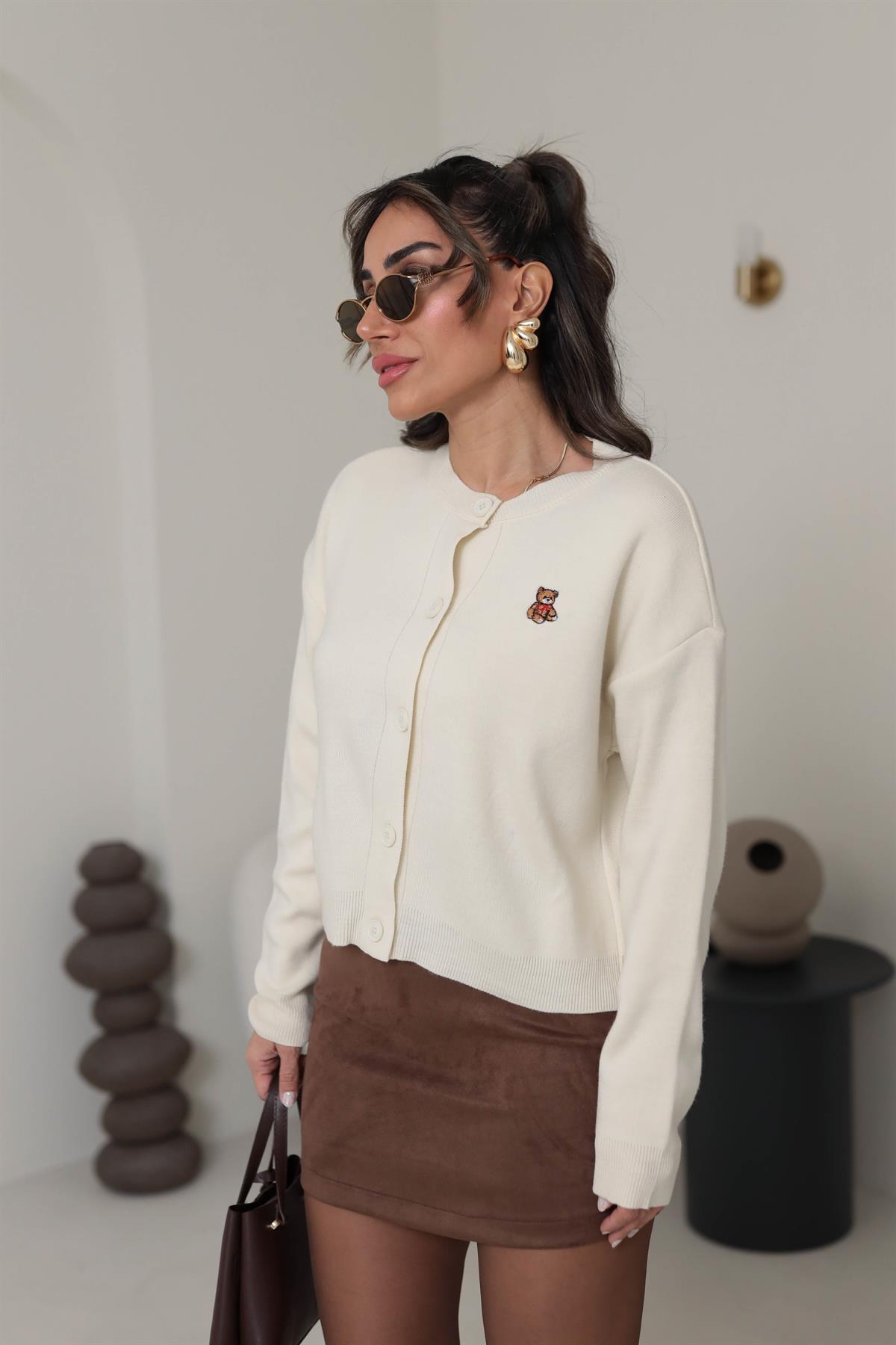 2434 Bisiklet Yaka Ayıcık Nakışlı Hırka EKRU