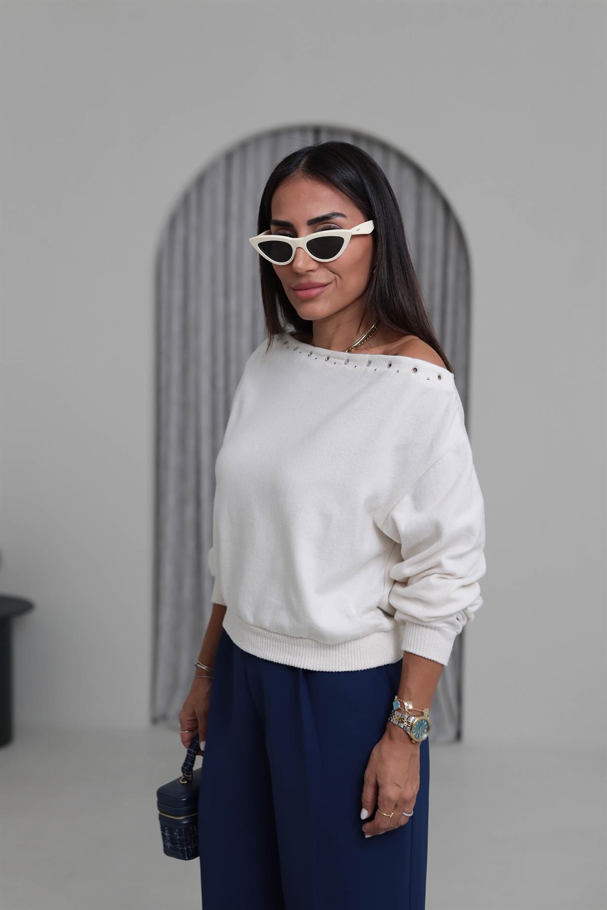 Kayık Yaka Kuşgözü Detay Orj Yumoş Bluz EKRU