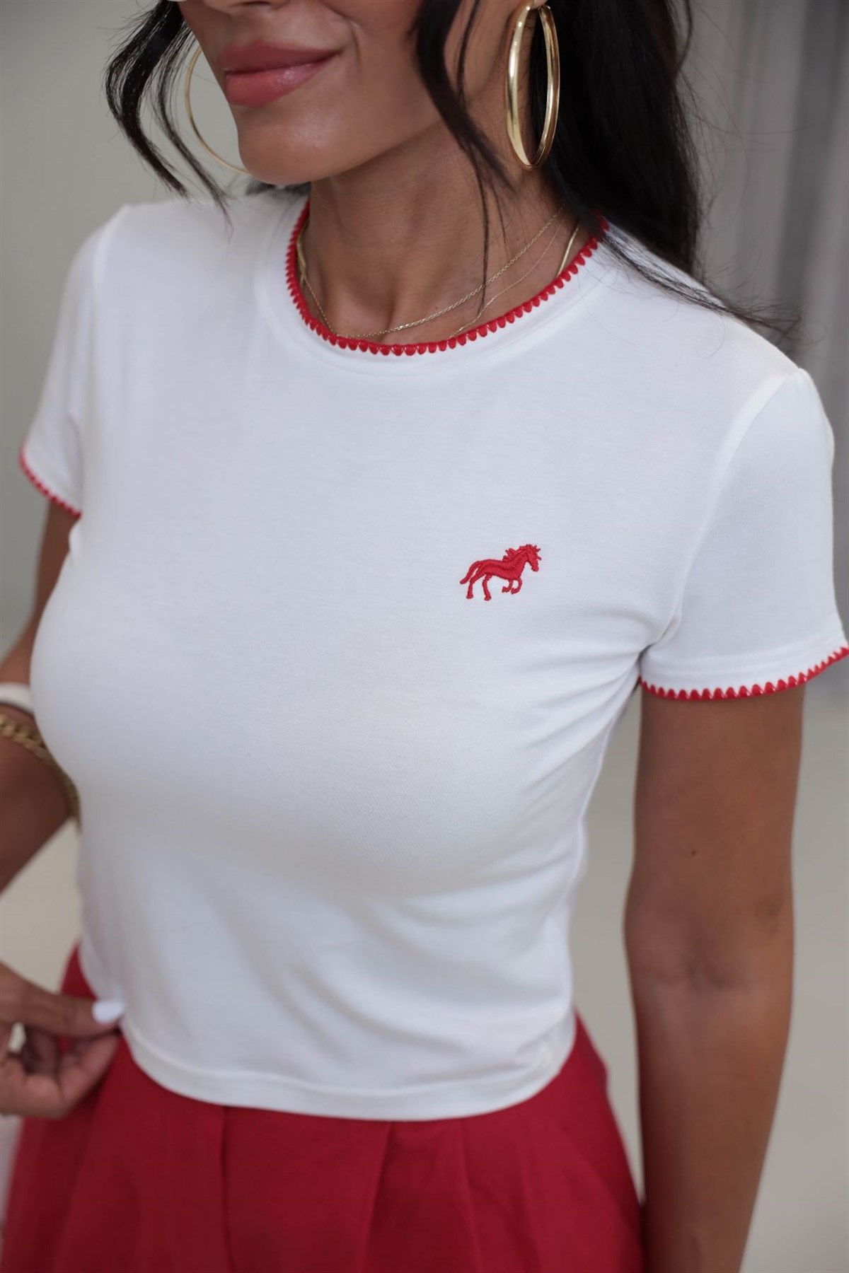 1644 Yaka ve Kol İşlemeli Nakışlı Pamuklu Tshirt KIRMIZI