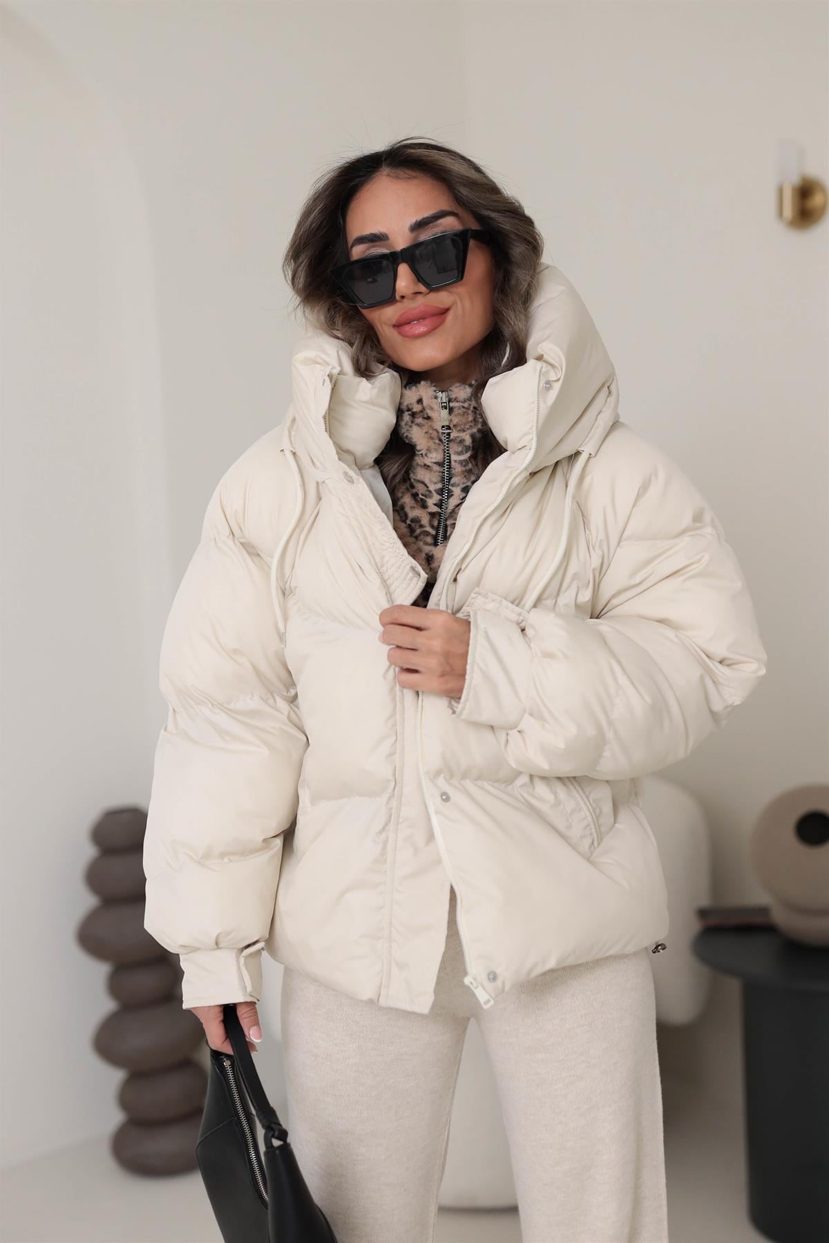 2422 Cırtlı Kapşonlu Fermuarlı Kalın Mont KREM