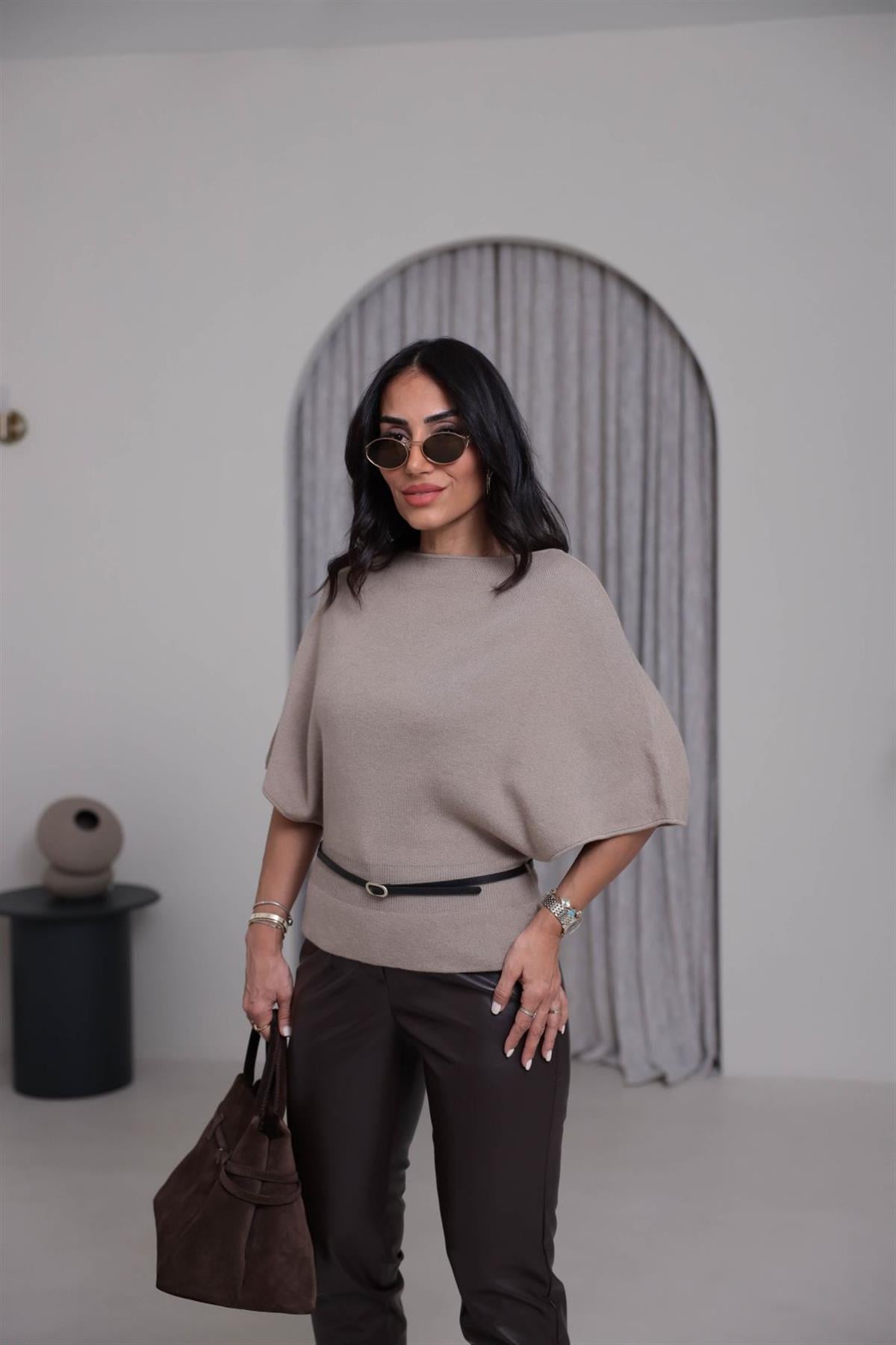 0838 Kayık Yaka Kemerli Triko Kazak VİZON