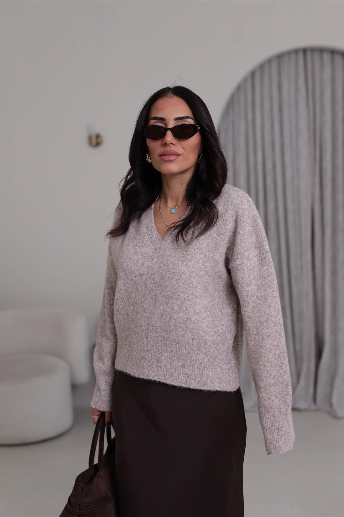 0645 V Yaka Yumuşak Dokulu Triko Kazak VİZON