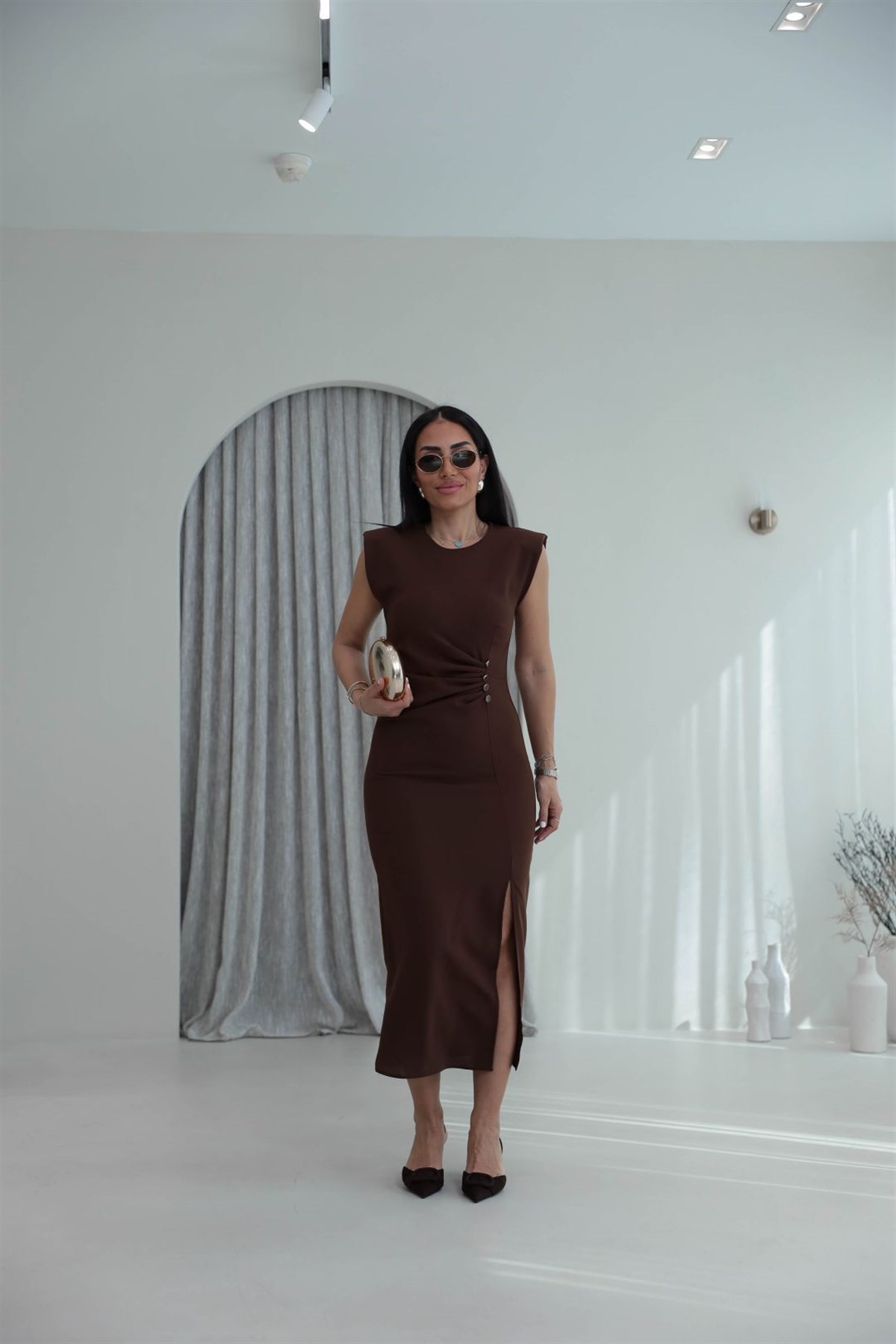 3870 Sıfır Kol Vatkalı Drapeli Elbise KAHVE