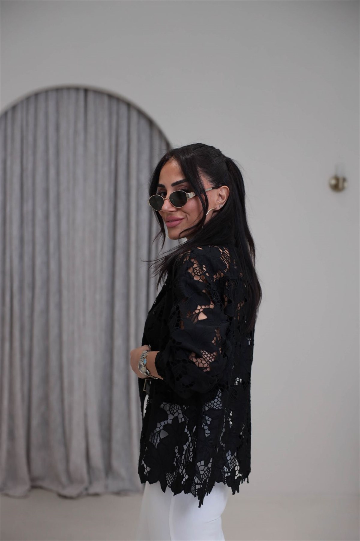 Kol Lastik Detaylı Güpürlü Gömlek SİYAH