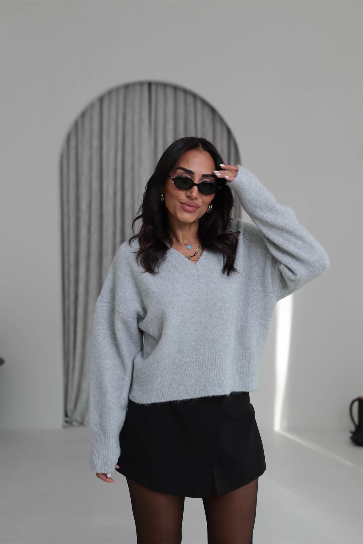 0645 V Yaka Yumuşak Dokulu Triko Kazak GRİ