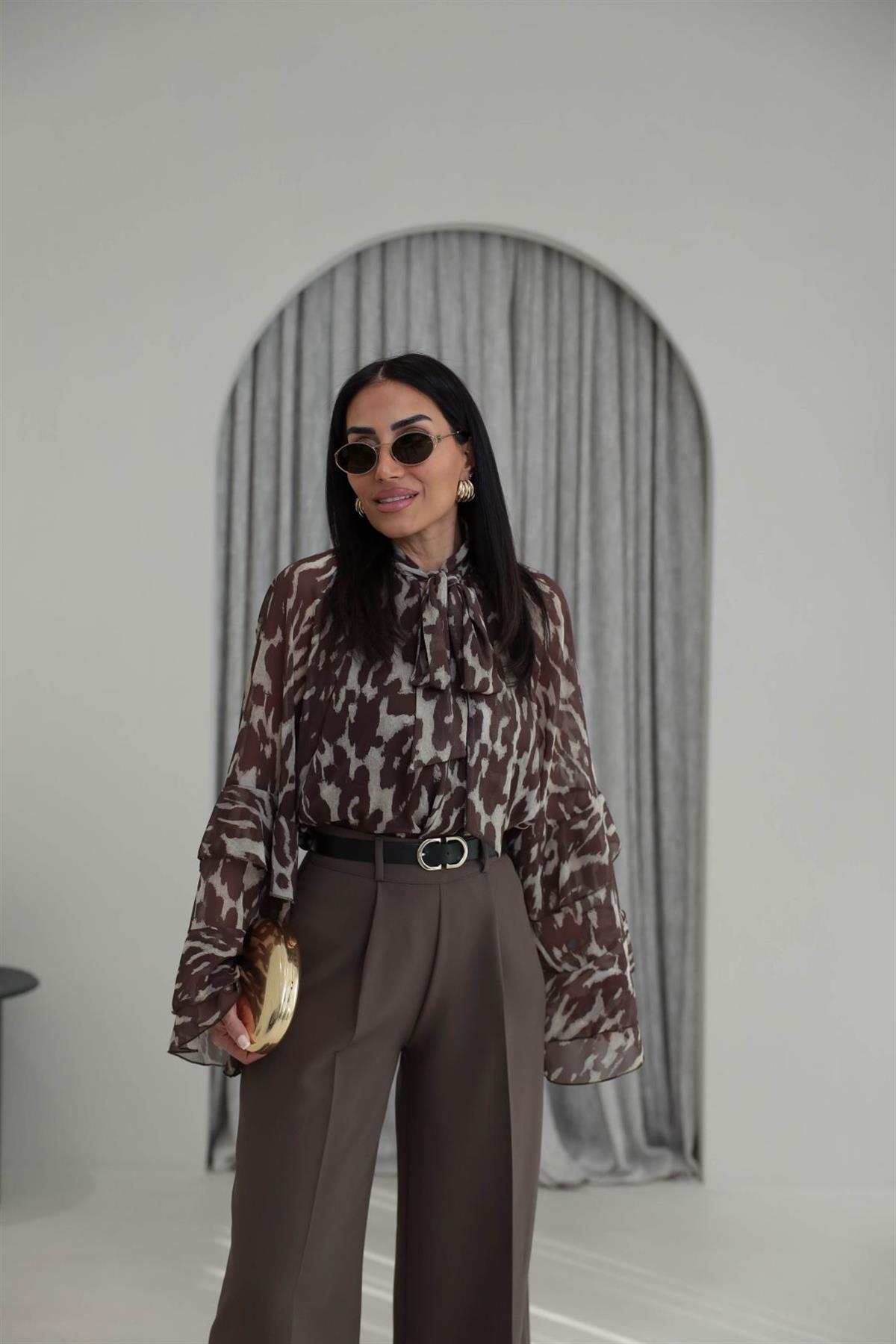 5024 Fularlı Kolları Volanlı Desenli Şifon Bluz KAHVE