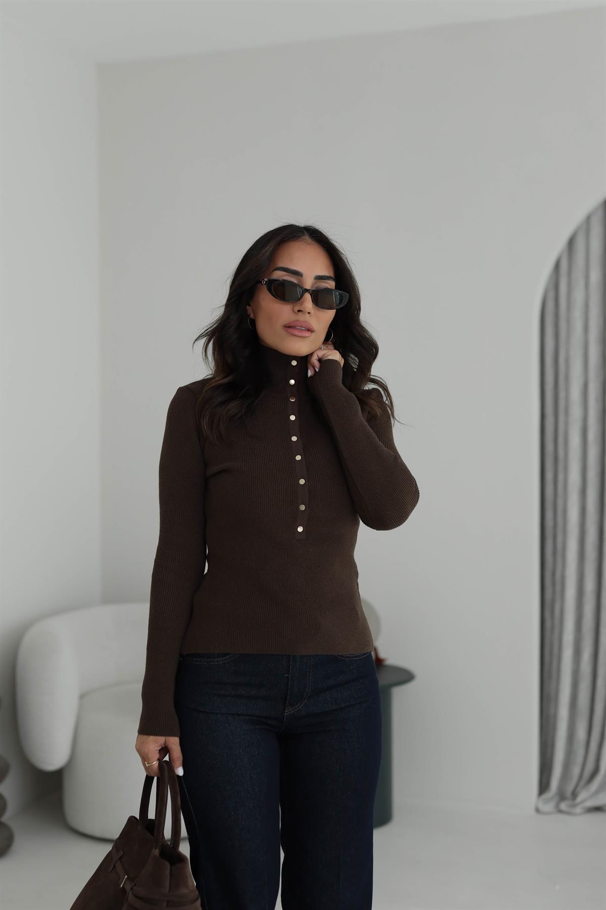 0686 Dik Yaka Çıtçıtlı Triko Kazak ACI KAHVE