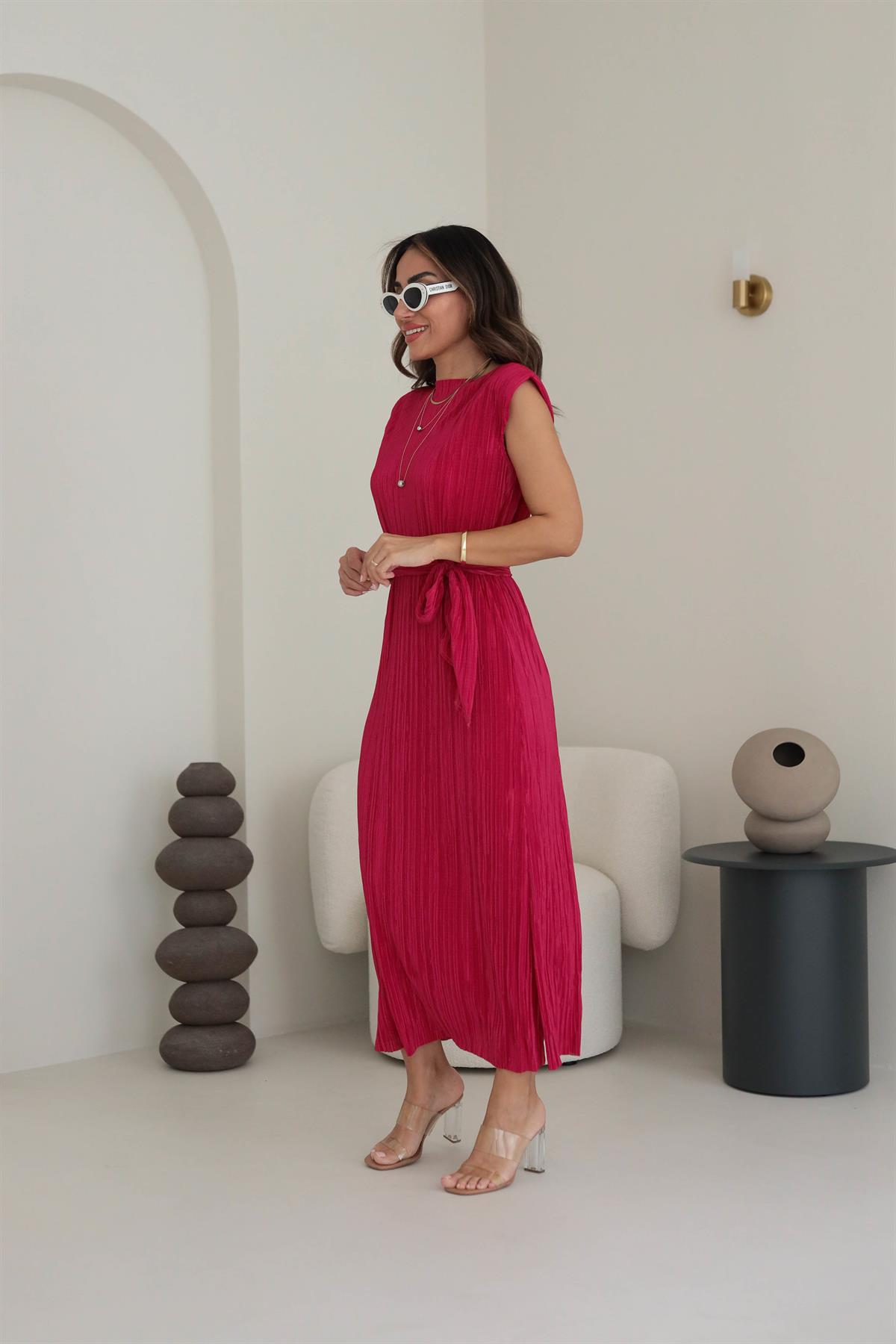 9689 Omuzları Vatkalı Bel Kuşaklı Pilili Elbise