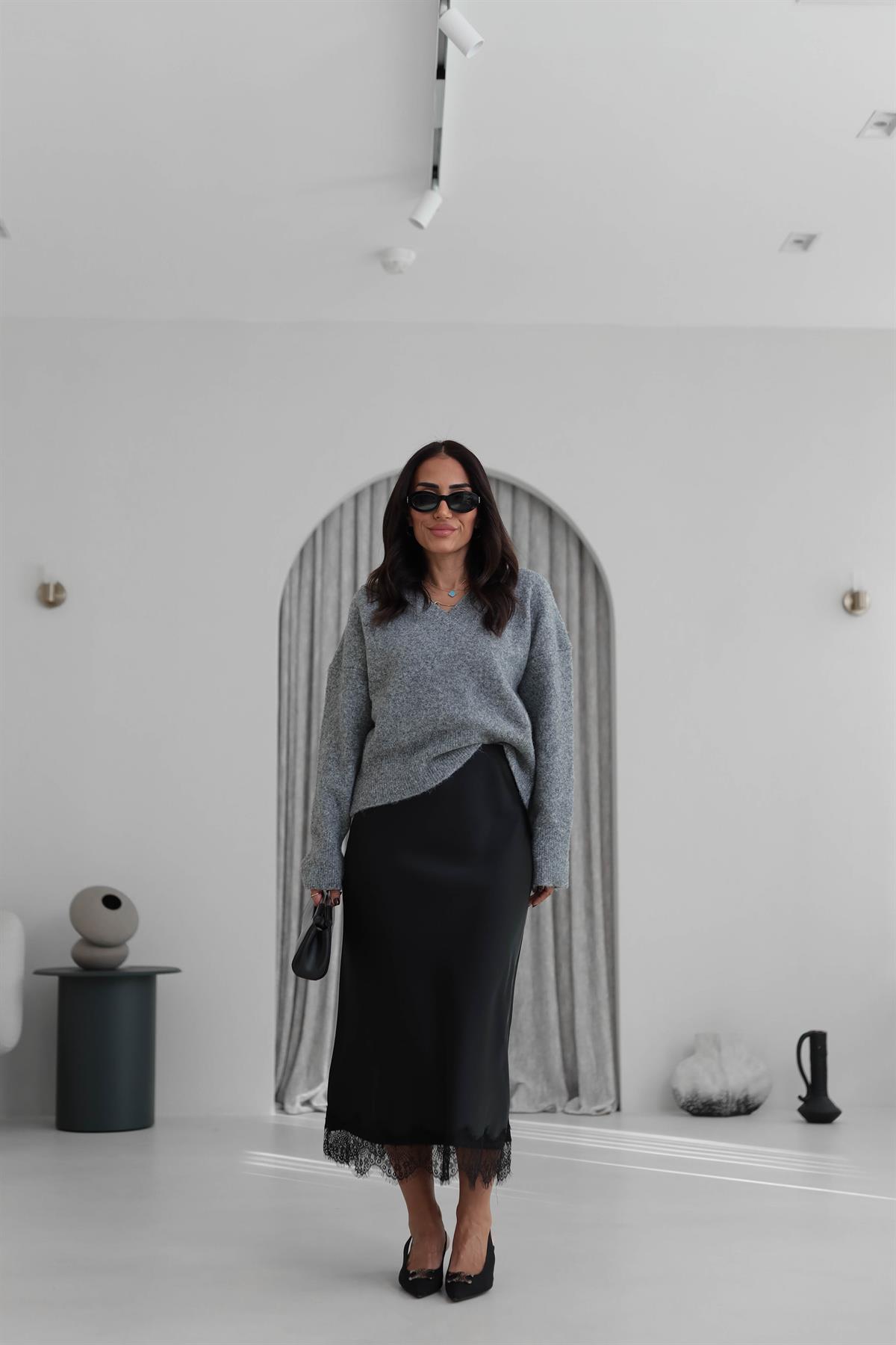 0547 Saten Etek Ucu Dantelli Etek SİYAH