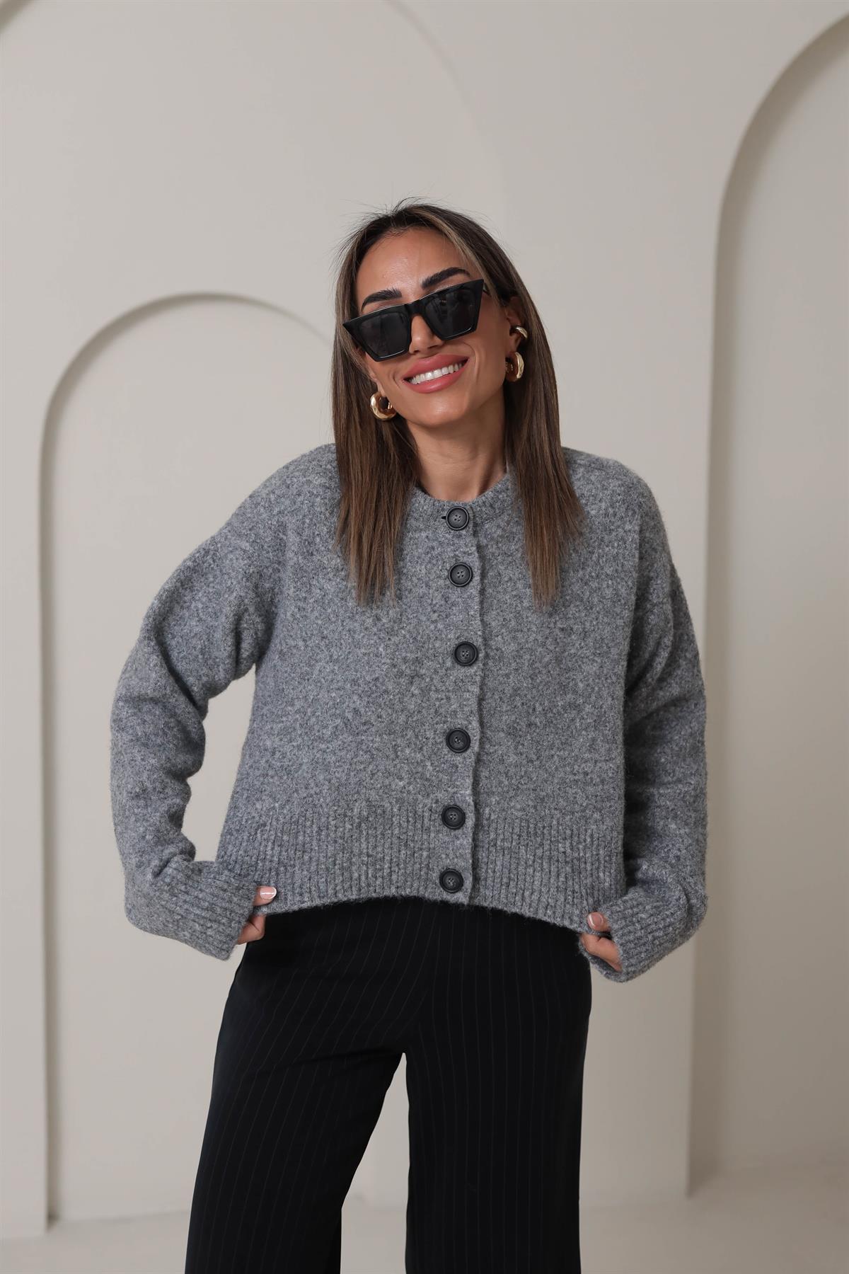 0280 Düğmeli Yumoş Yanları Yırtmaçlı Hırka FÜME