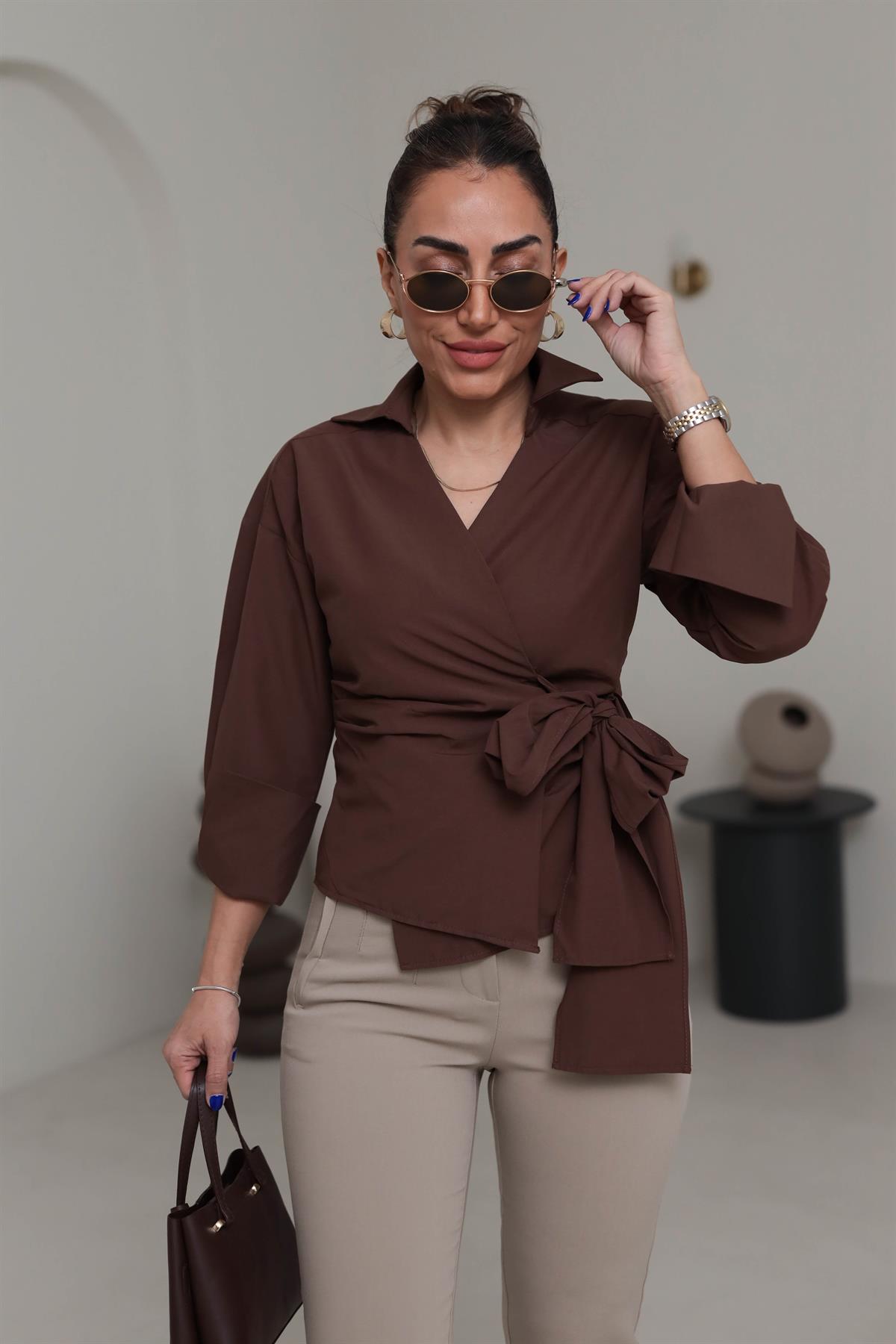 1023 Kruvaze Yaka Yandan Bağlamalı Poplin Gömlek KAHVE