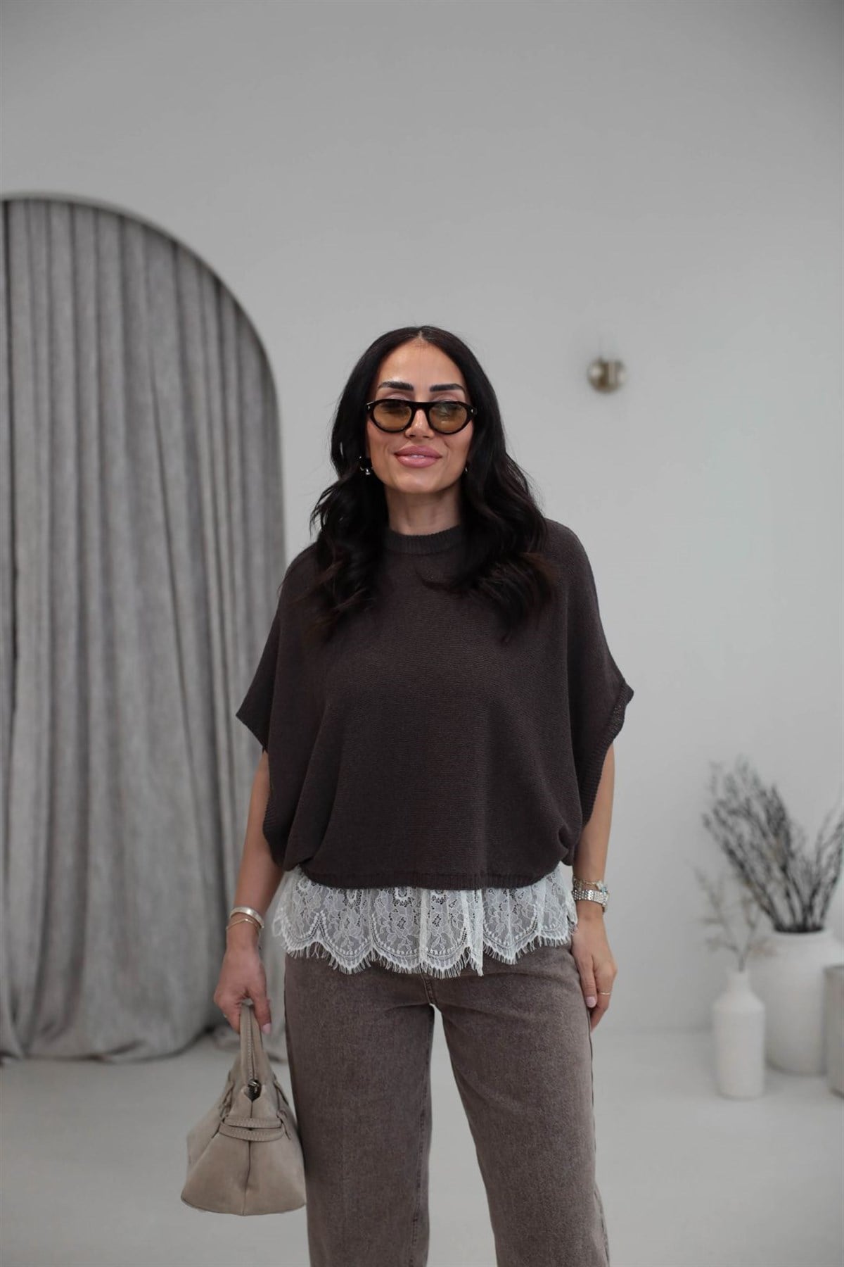 1025 Etek Ucu Dantelli Düşük Omuz Triko Bluz KAHVE
