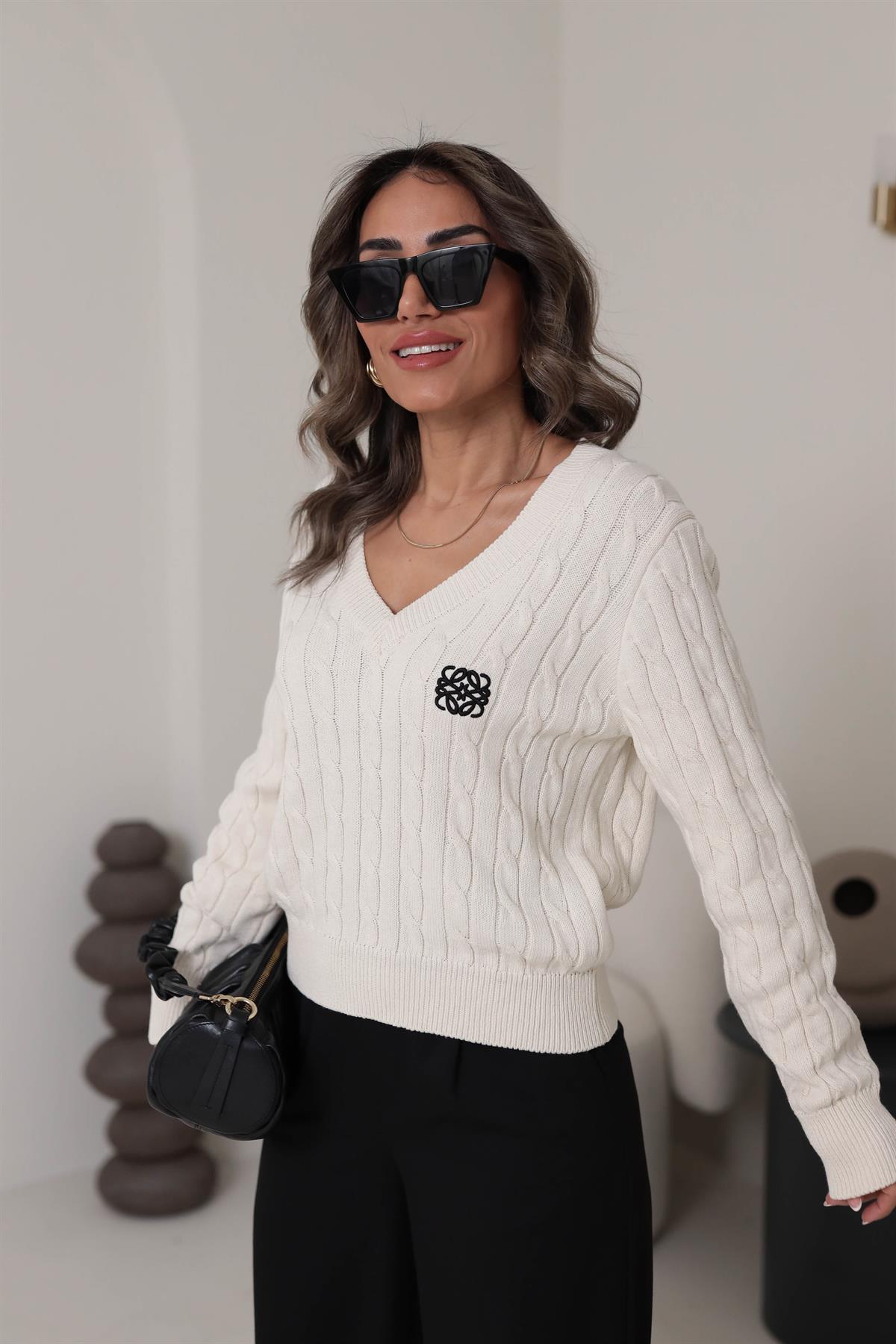 2428 V Yaka Nakışlı Saç Örgü Kazak KREM