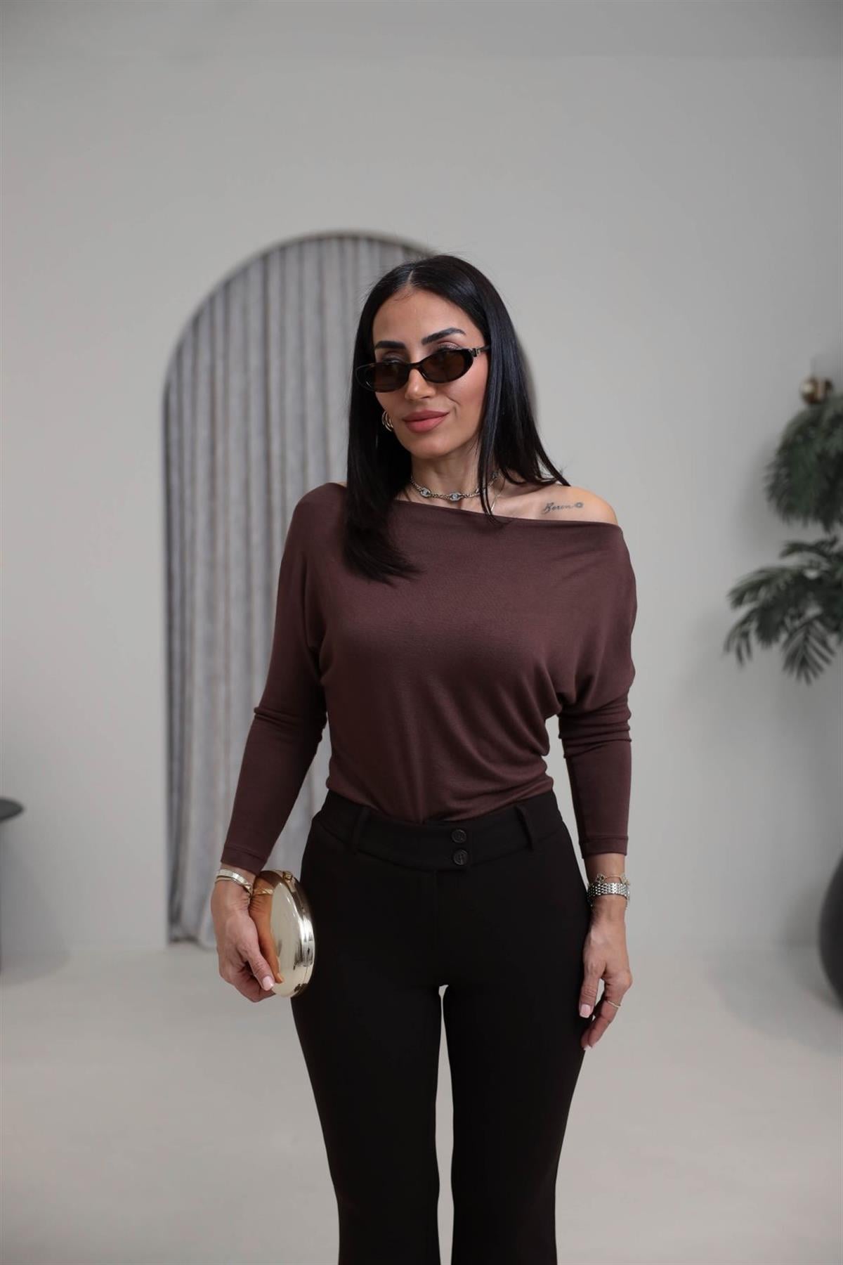 0481 Kayık Yaka Dökümlü Pamuklu Bluz KAHVE