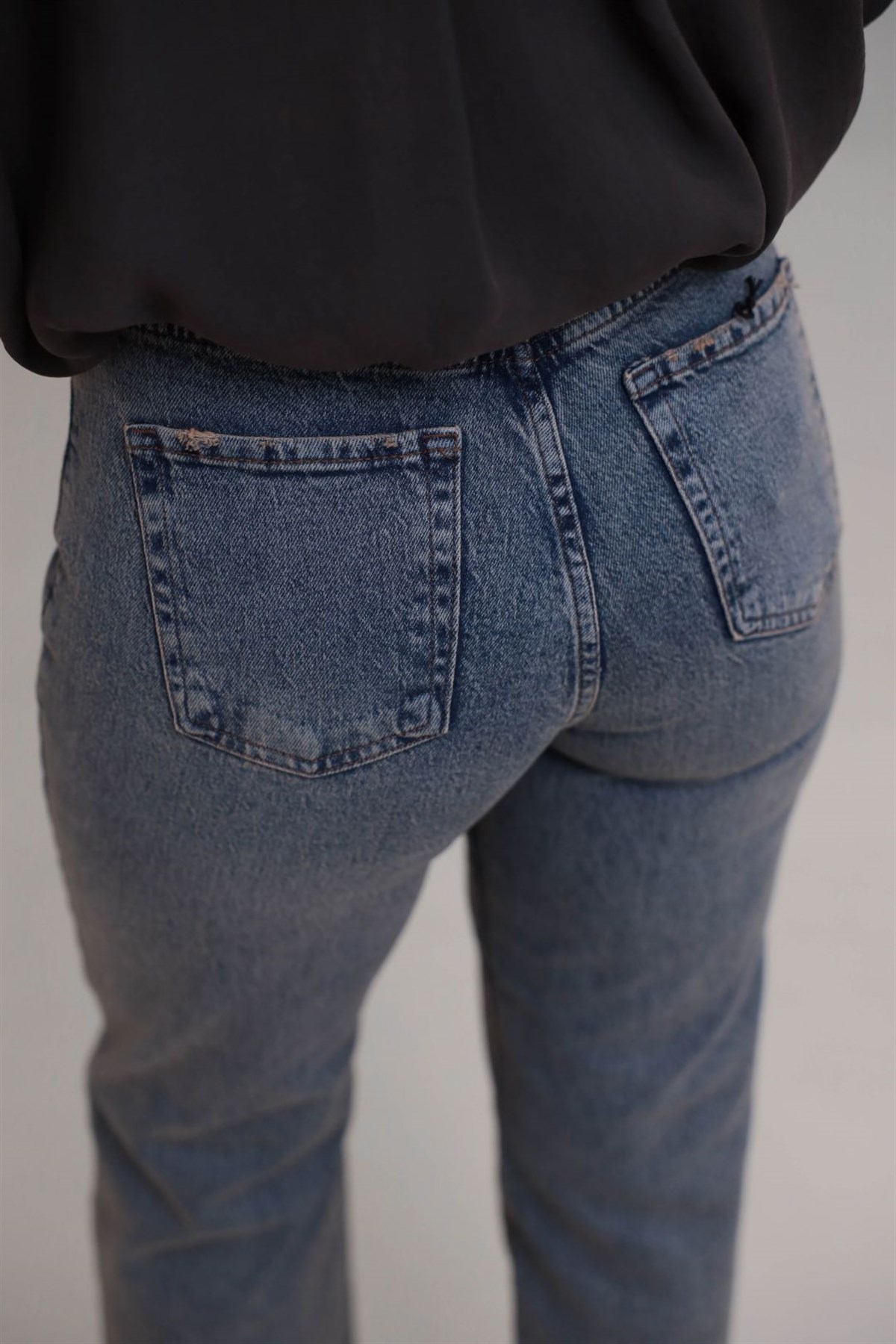 102 Yüksek Bel Kemerli Paça Kesikli Jean Pantolon TİNTLİ MAVİ