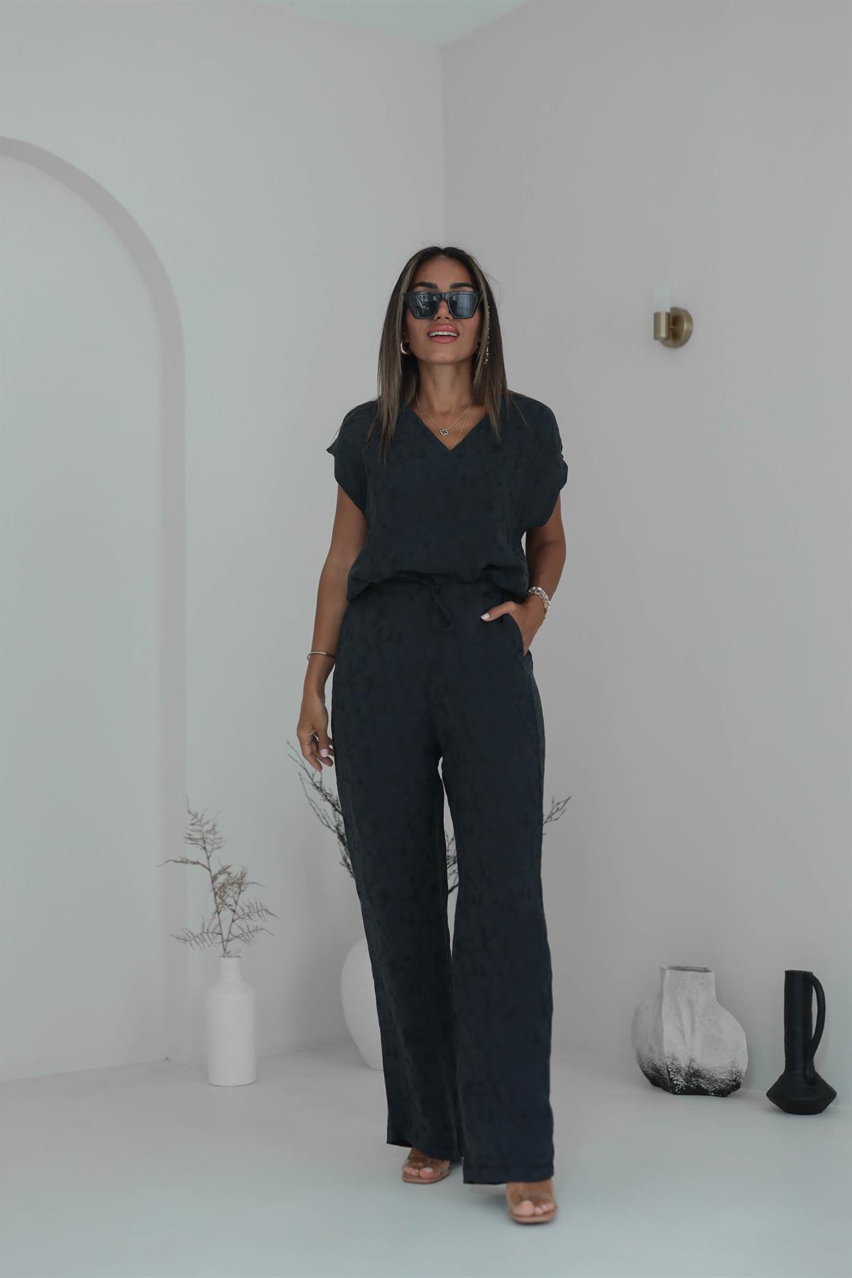 1046 Kolsuz Hafif Parlak Dokulu Pantolon Takım