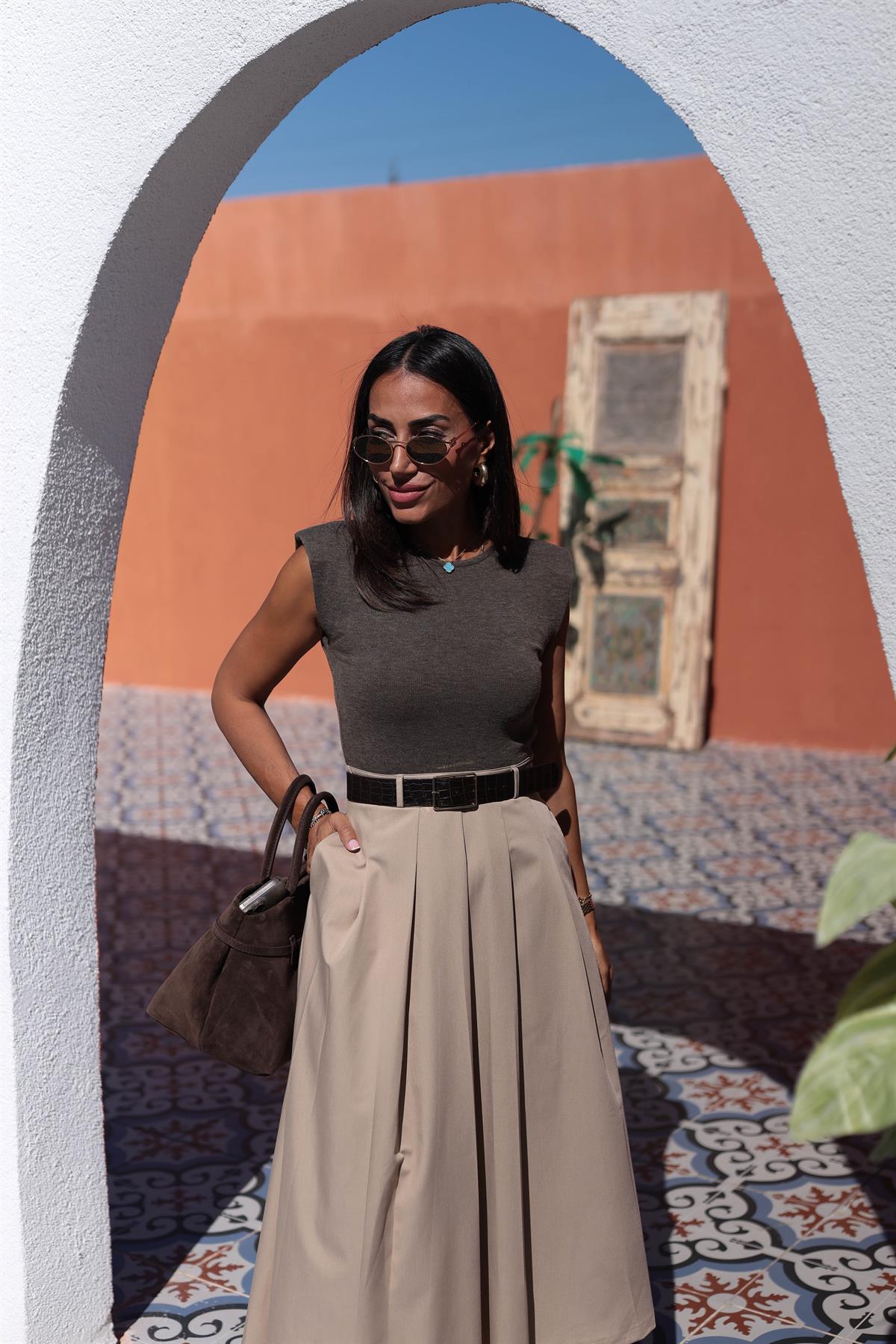 0841 Omzu Vatkalı Kemerli Pileli Elbise BEJ-KAHVE