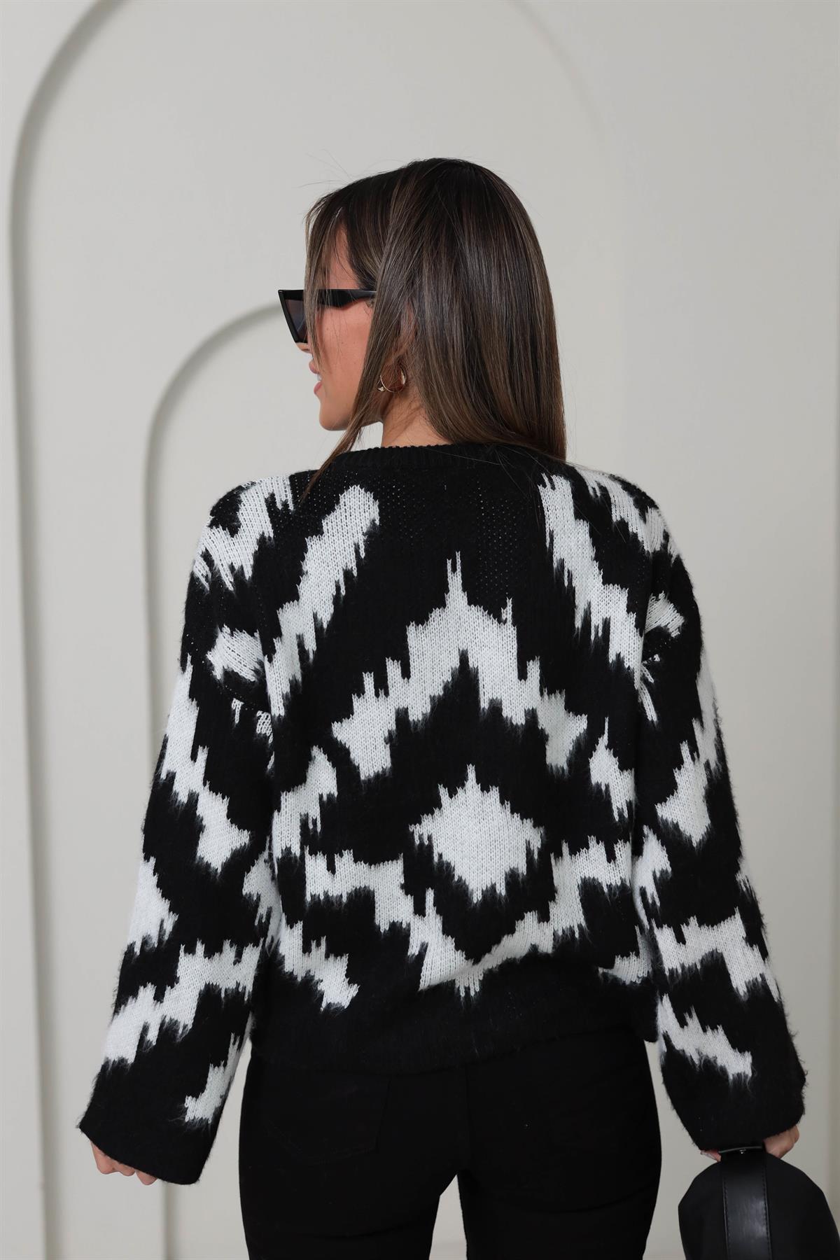 0029 Bisiklet Yaka Kilim Desen Şardonlu Triko SİYAH-EKRU