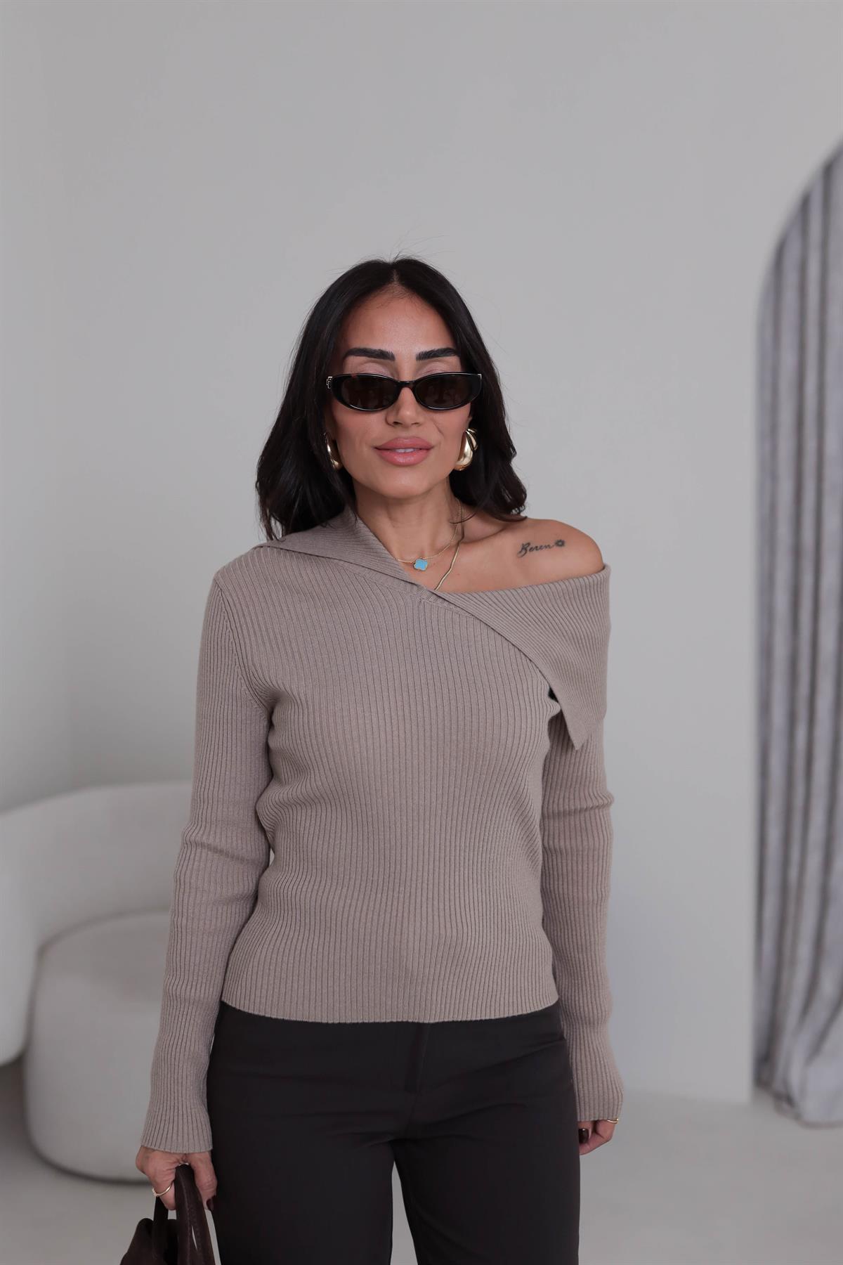 0815 Asimetrik Yaka Fitilli Triko Kazak VİZON