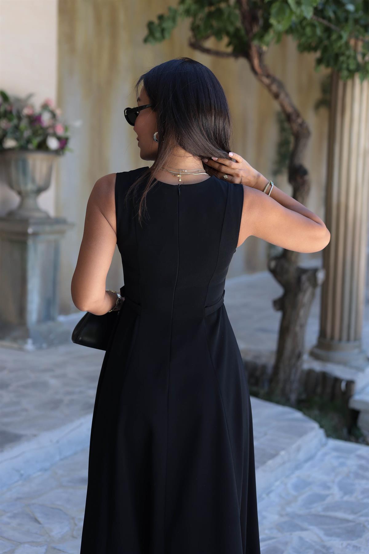 2313 Yan Toka Detaylı Dökümlü Kloş Elbise SİYAH