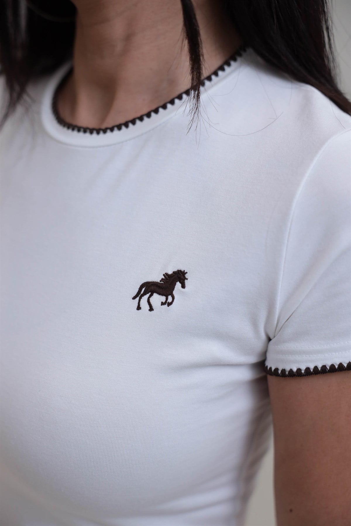 1644 Yaka ve Kol İşlemeli Nakışlı Pamuklu Tshirt KAHVE
