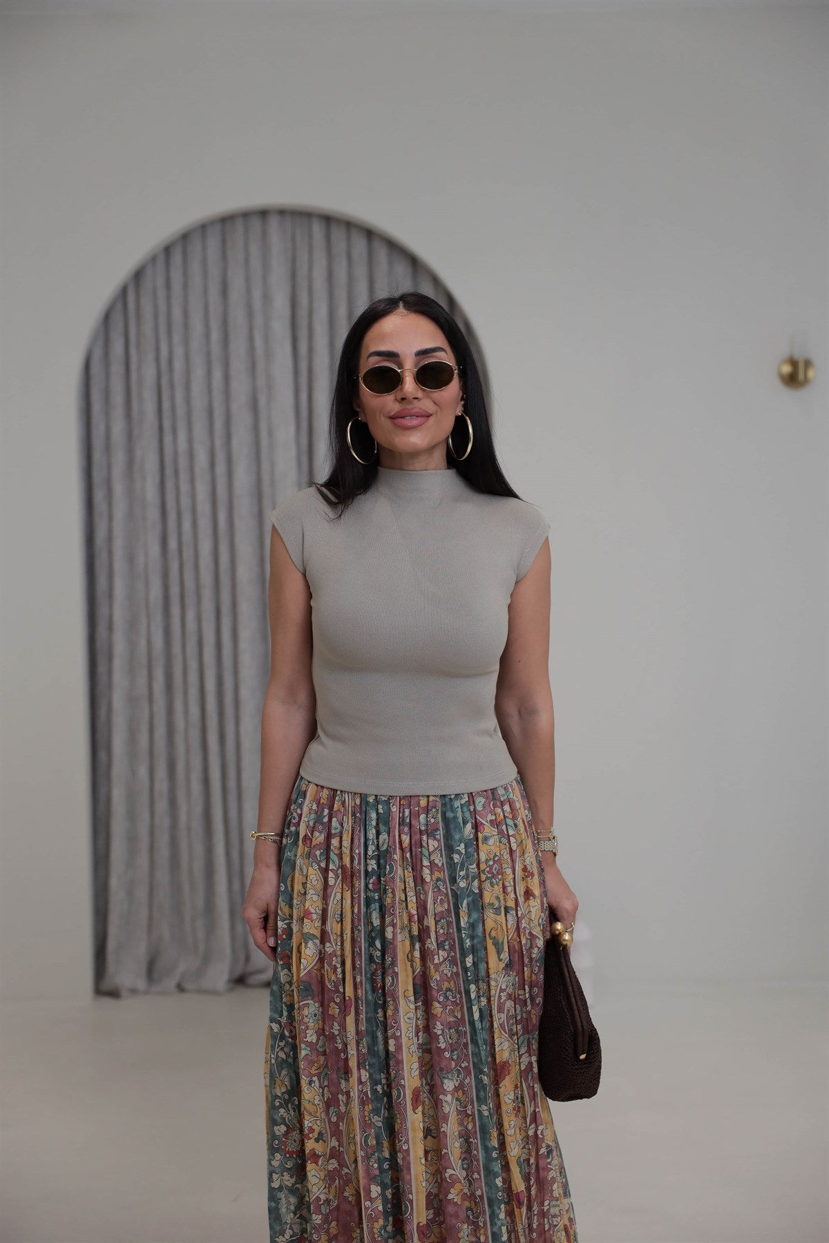 1040 Dik Yaka Sıfır Kol Dokuma Bluz VİZON