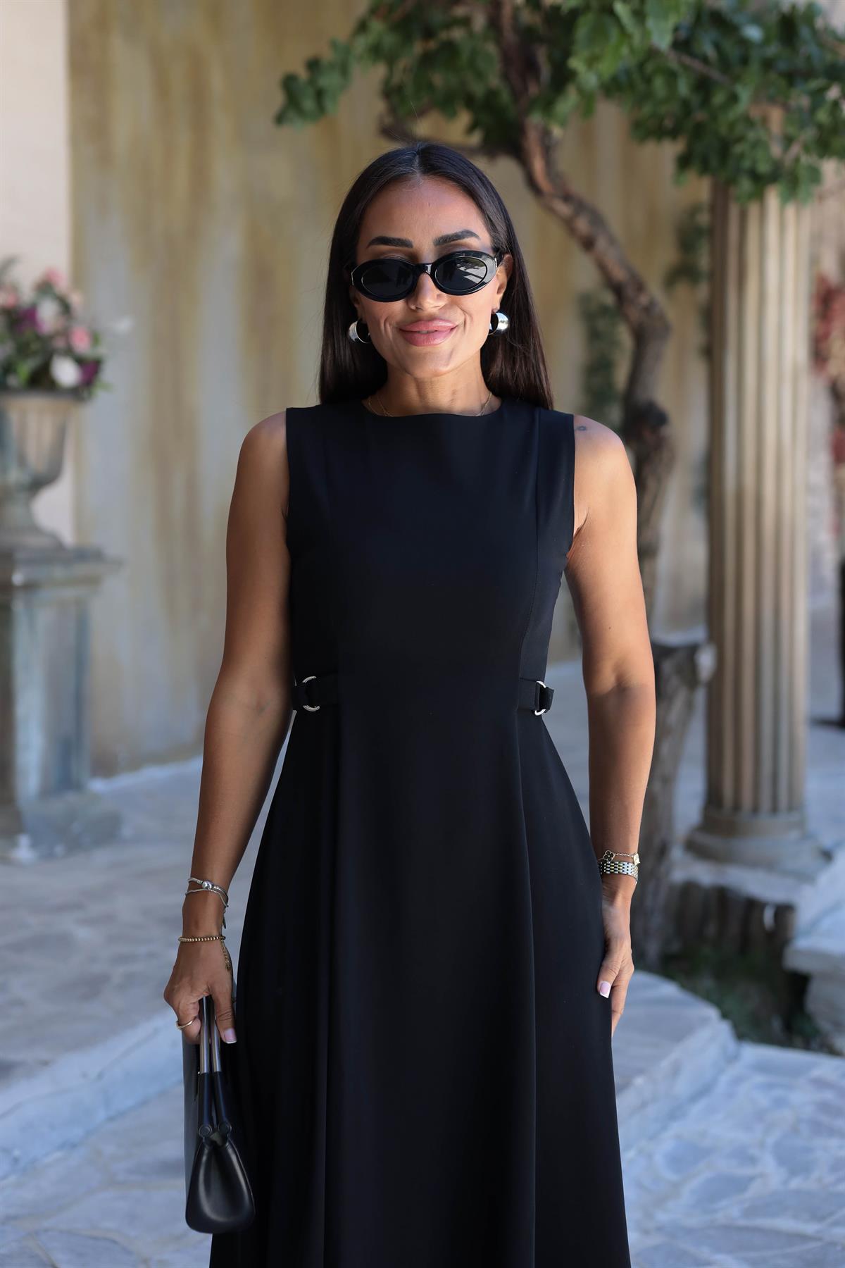 2313 Yan Toka Detaylı Dökümlü Kloş Elbise SİYAH