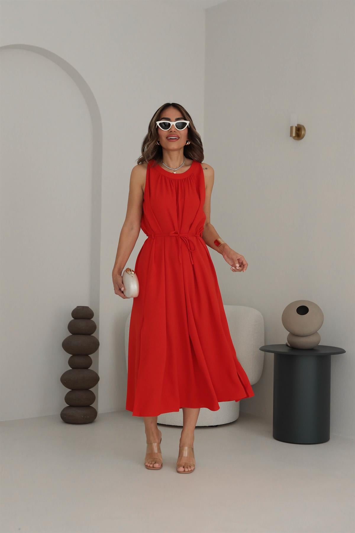 1402 Yandan Yırtmaçlı Bel Kuşaklı Sıfır Kol Elbise