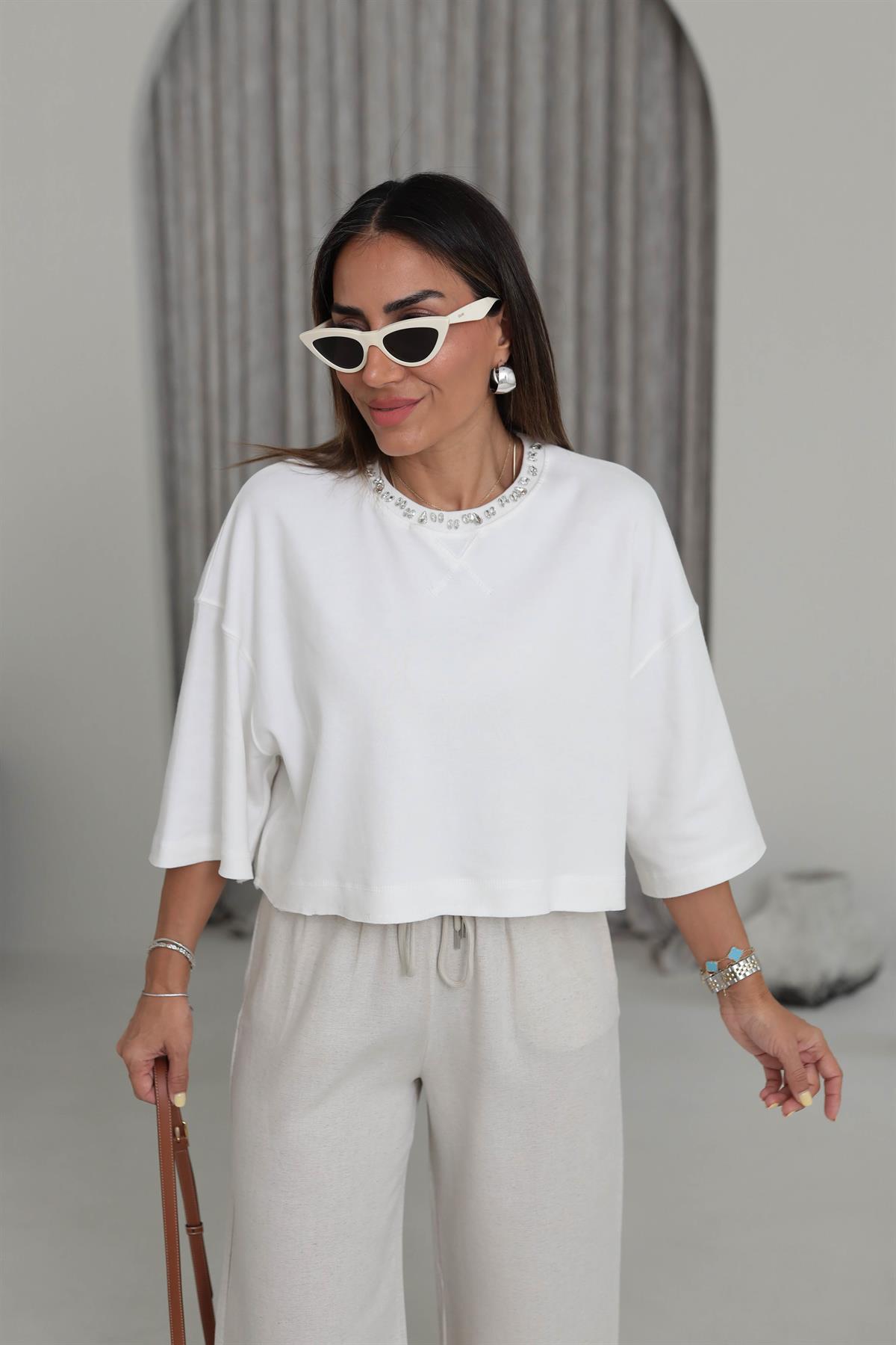 7090 Yaka Taşlı Pamuklu Kısa Tshirt EKRU