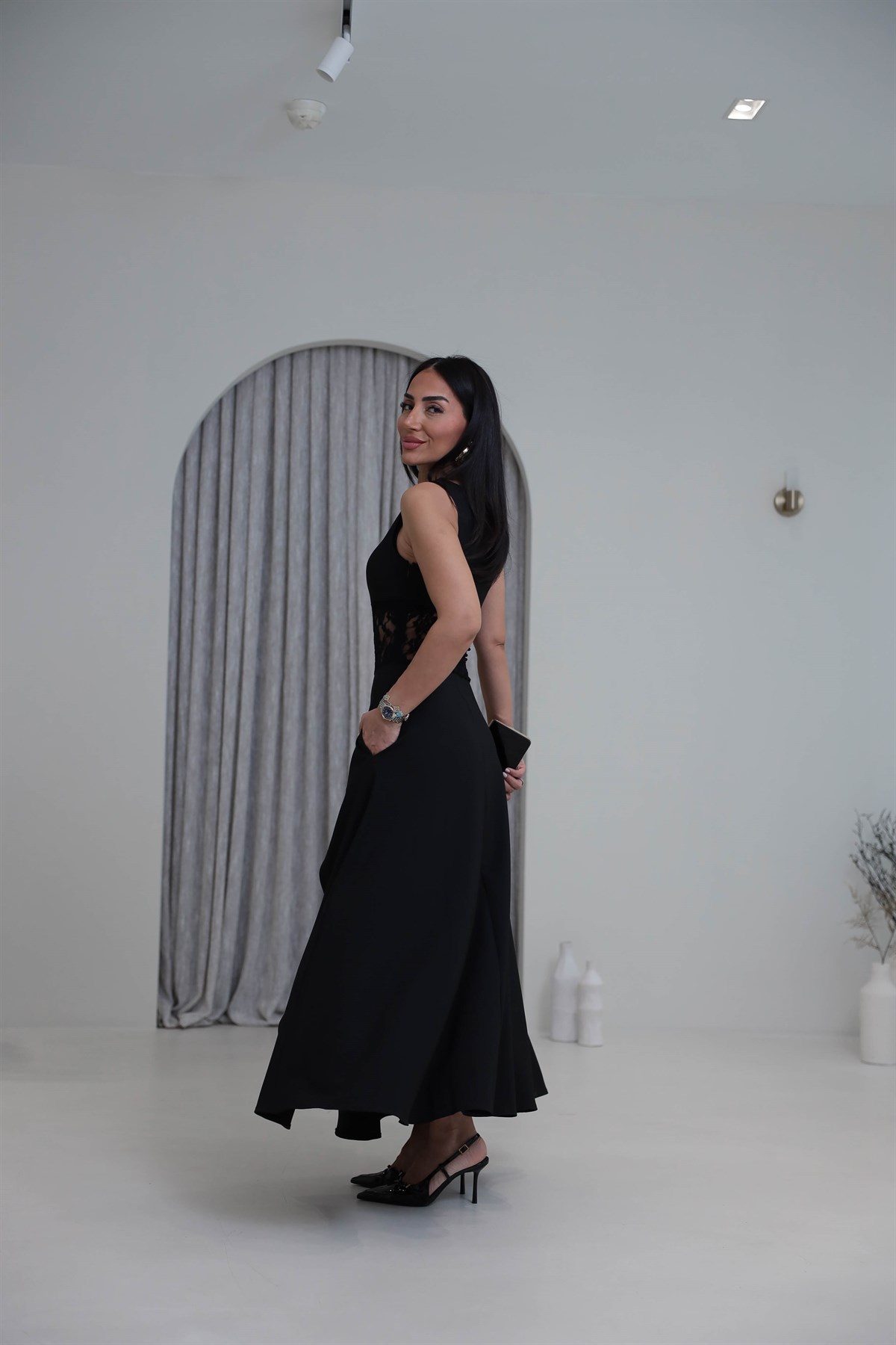 1222 Dantel Garnili Yırtmaç Detaylı Sıfır Kol Elbise SİYAH