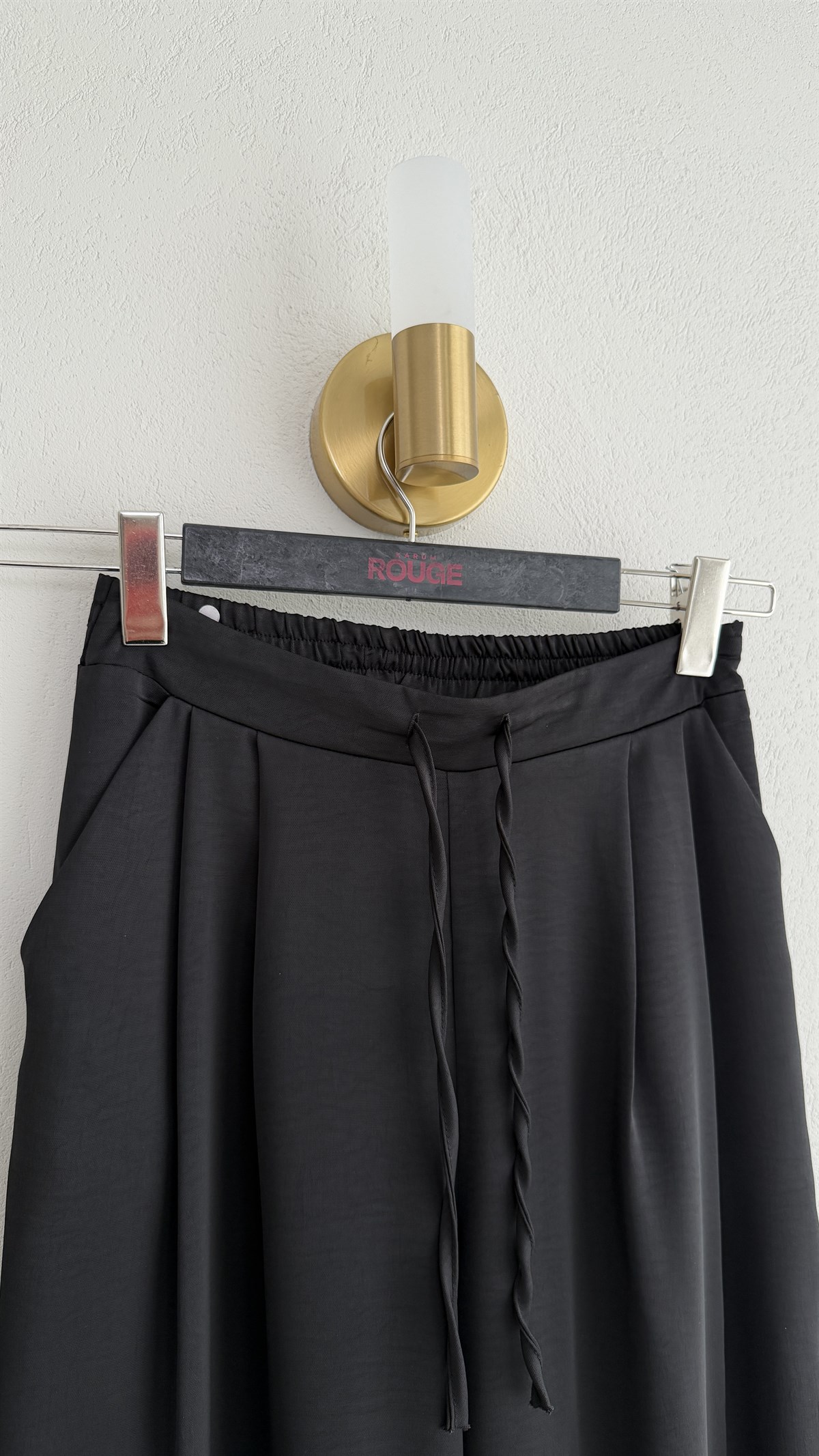 9089 Arka Bel Lastikli Pileli Pantolon SİYAH