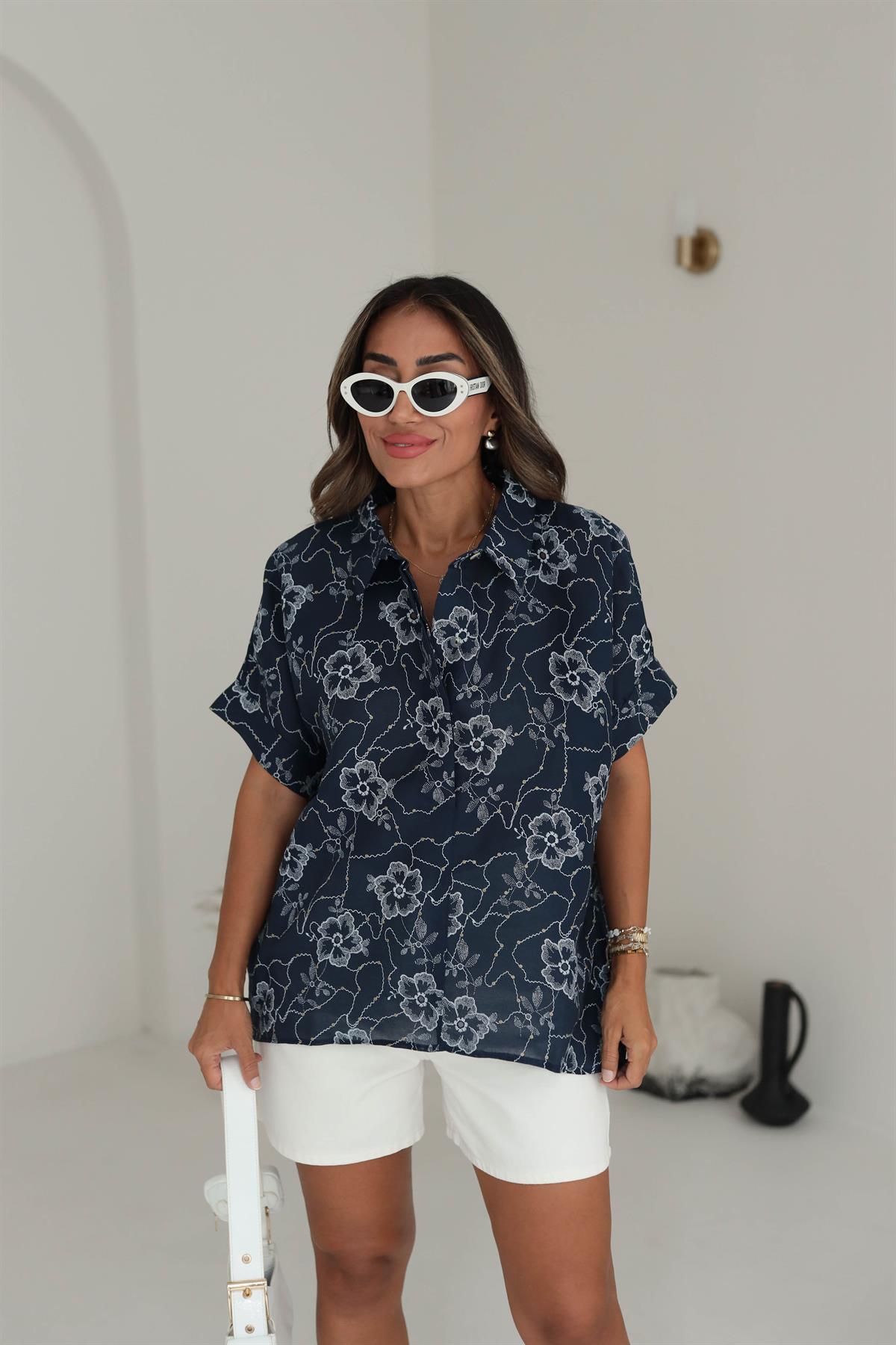 7427 Çiçek Desenli Kısa Kol Sırtı Düğmeli Gömlek