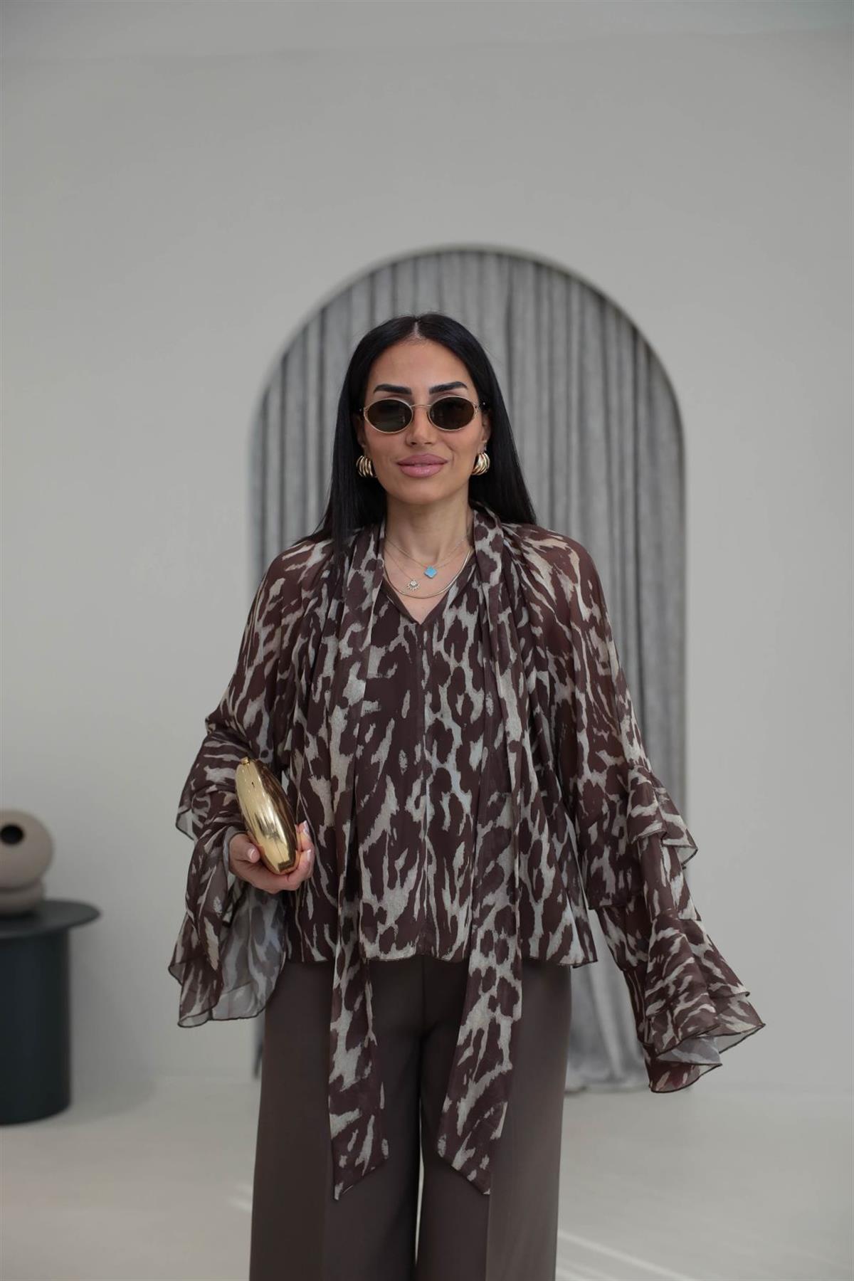 5024 Fularlı Kolları Volanlı Desenli Şifon Bluz KAHVE