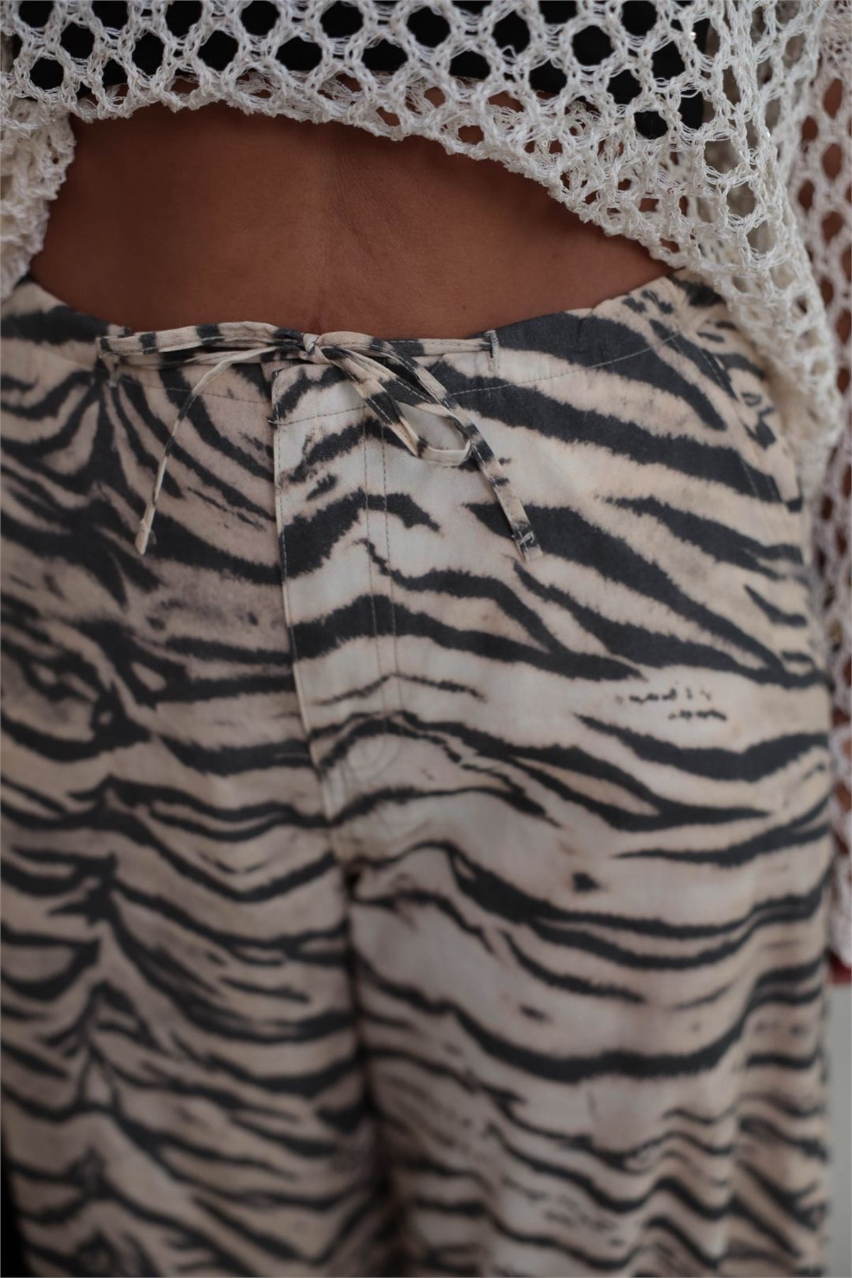 9005 Bel ve Paça Bağcıklı Zebra Desen Pantolon BEJ