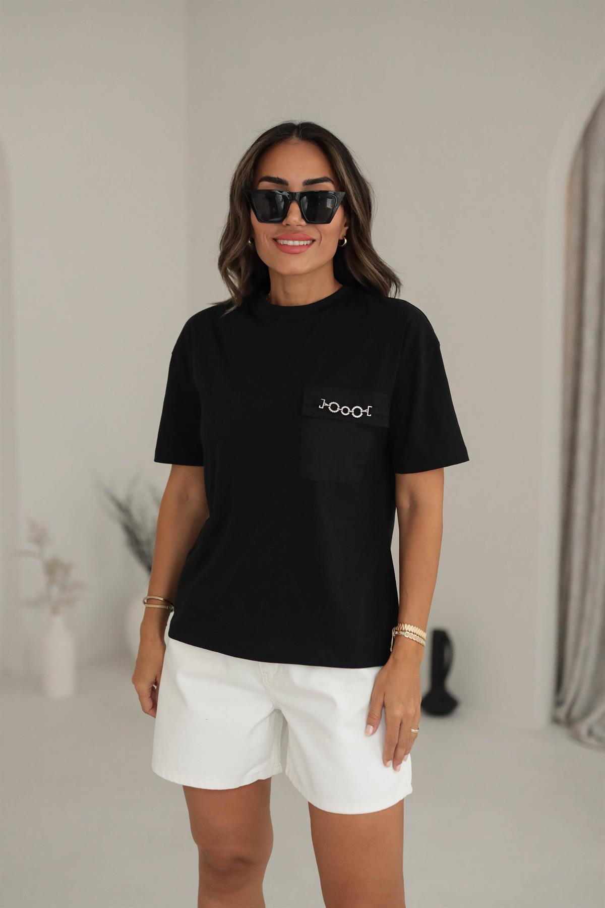 0001 Cep Zincirli Taş Detaylı Pamuklu Tshirt