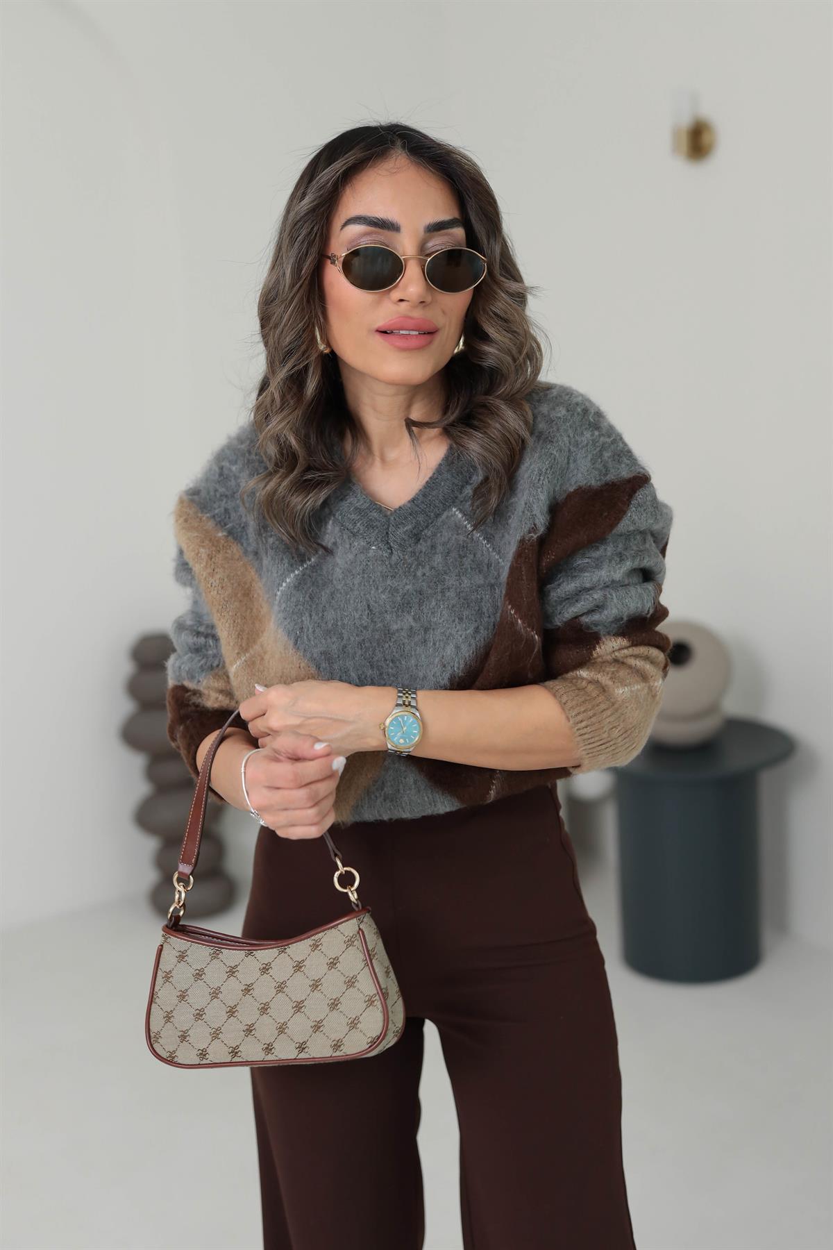 2412 V Yaka Büyük Baklava Yumoş Kazak GRİ