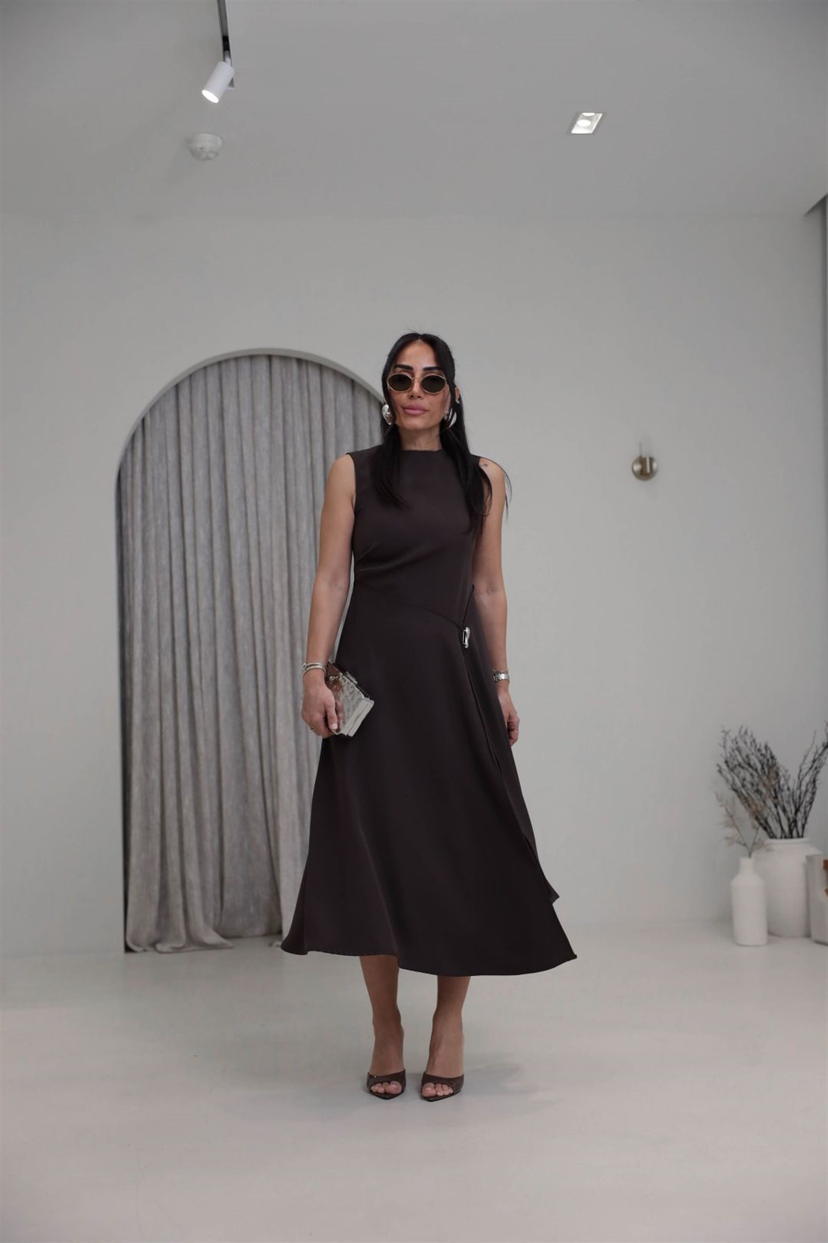 0050 Önü Yırtmaçlı Aksesuarlı Elbise ACI KAHVE