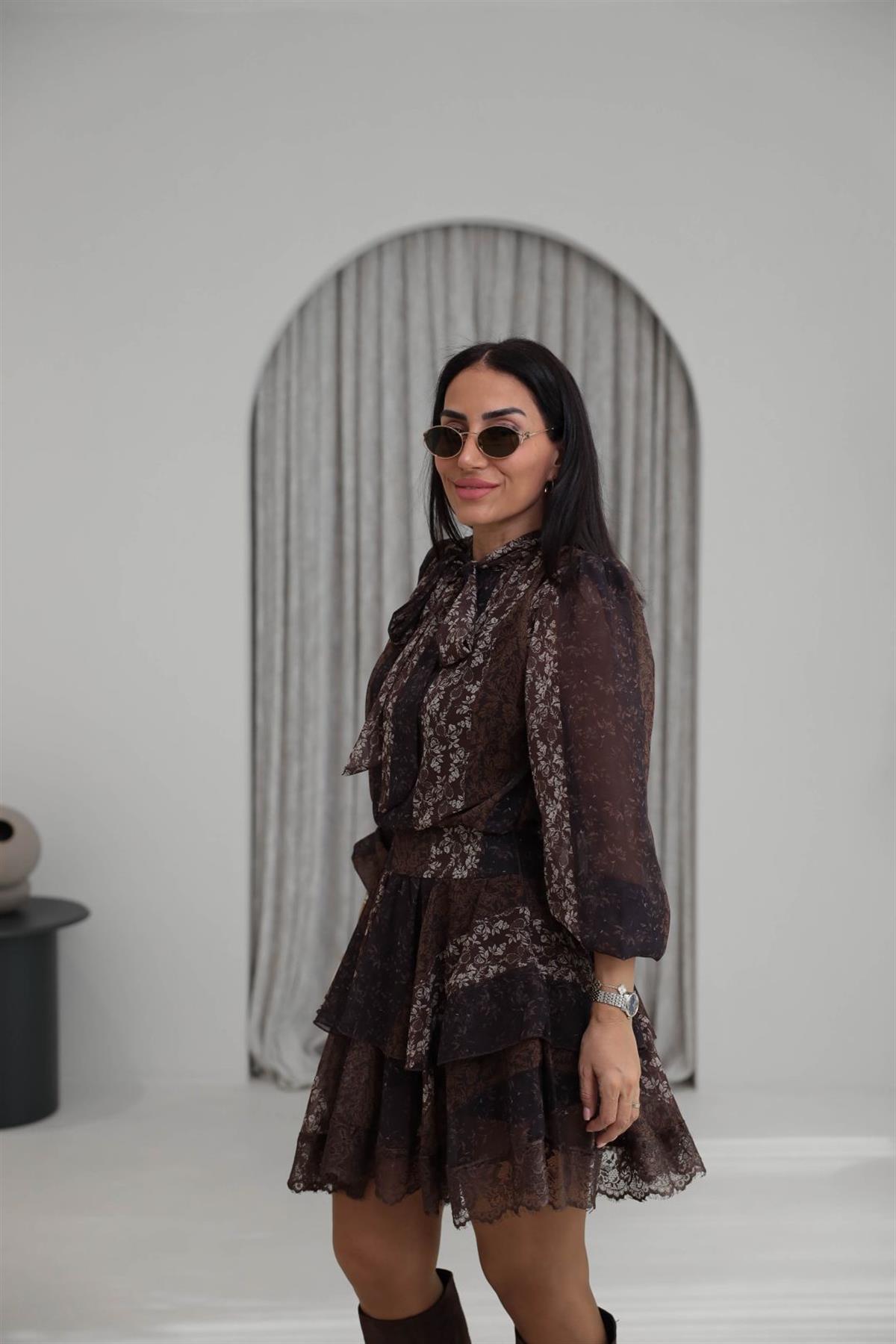 3872 Yaka Bağlamalı Desenli Kat Kat Şifon Elbise KAHVE