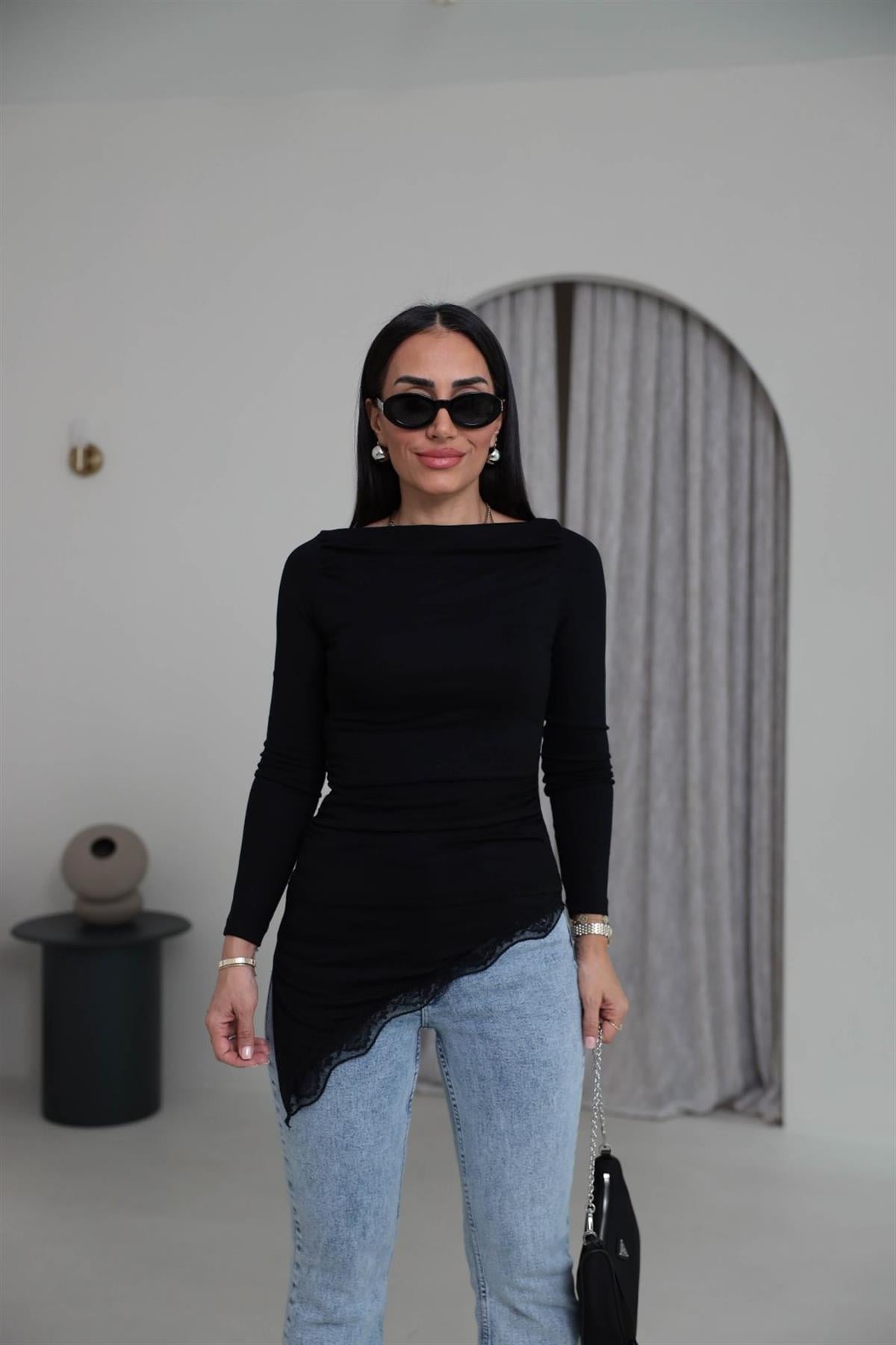 7505 Asimetrik Kesim Dantel ve Drape Detaylı Kayık Yaka Bluz SİYAH