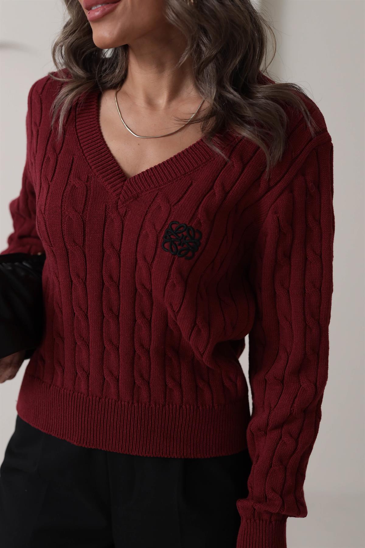 2428 V Yaka Nakışlı Saç Örgü Kazak BORDO