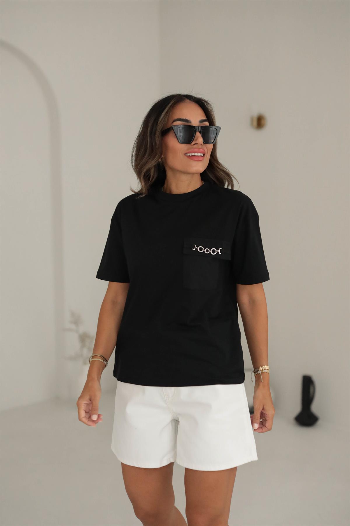 0001 Cep Zincirli Taş Detaylı Pamuklu Tshirt