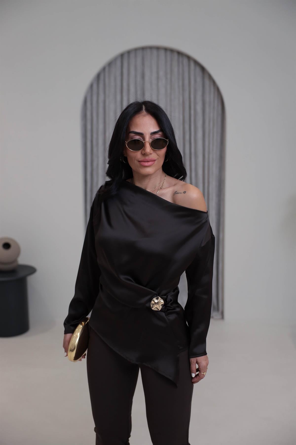 2245 Kayık Yaka Broş Detaylı Saten Bluz ACI KAHVE