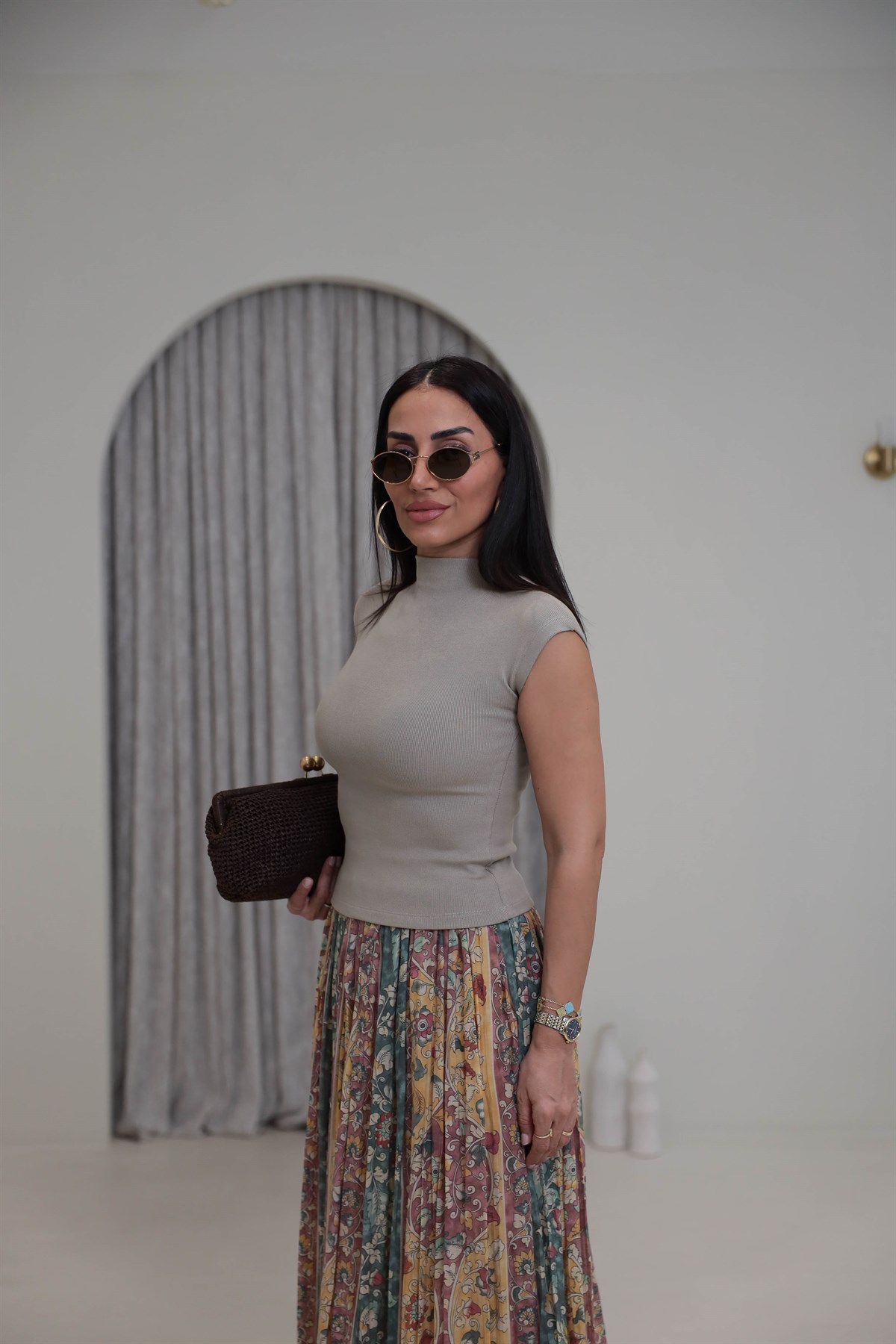 1040 Dik Yaka Sıfır Kol Dokuma Bluz VİZON