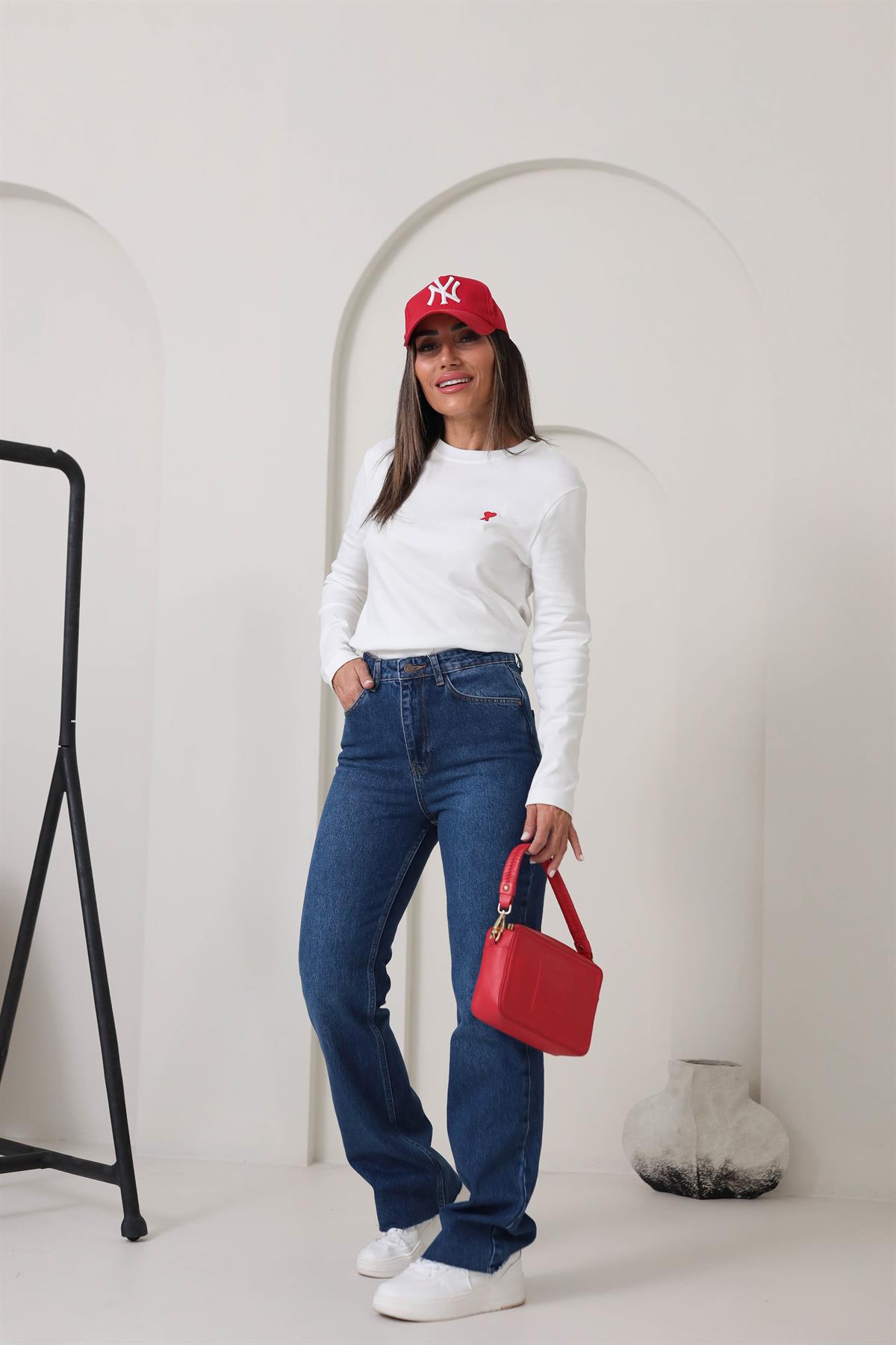 2103 Kalp Nakışlı Tok Doku Uzun Kol Bluz BEYAZ