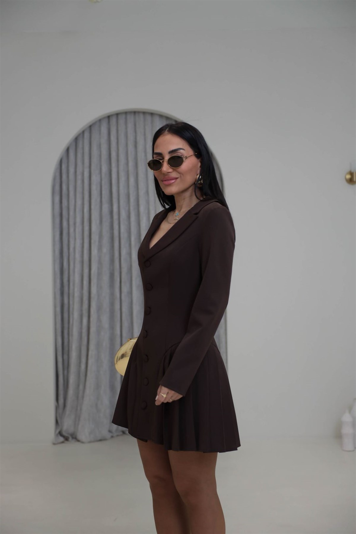 1300 Yaka Detaylı Önden Düğmeli Piliseli Elbise ACI KAHVE